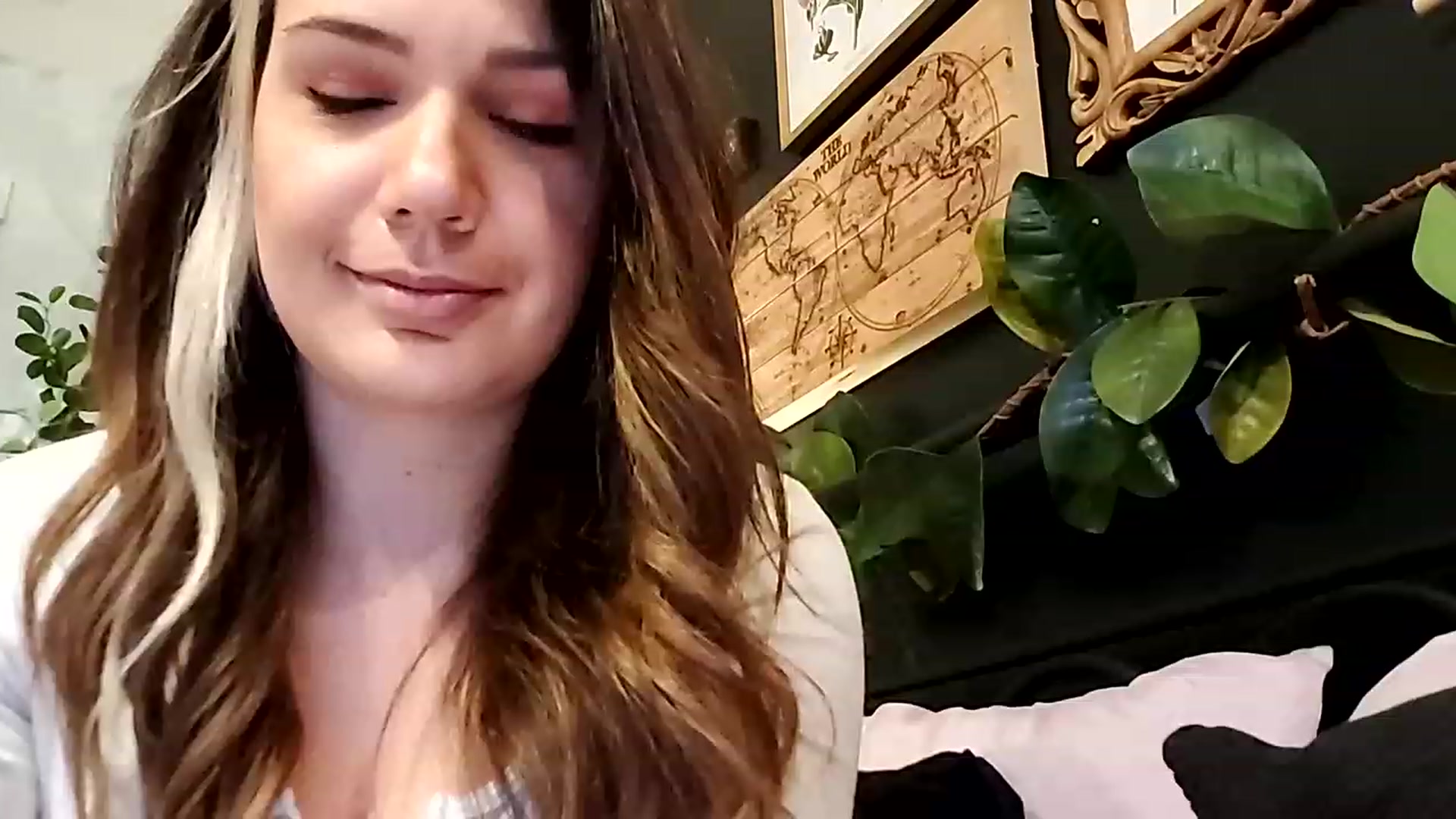 Gallery image thumbnail from Sweetdaintyme's myfreecams stream on, 12/15/2022, 01:16 image 3 of 20
