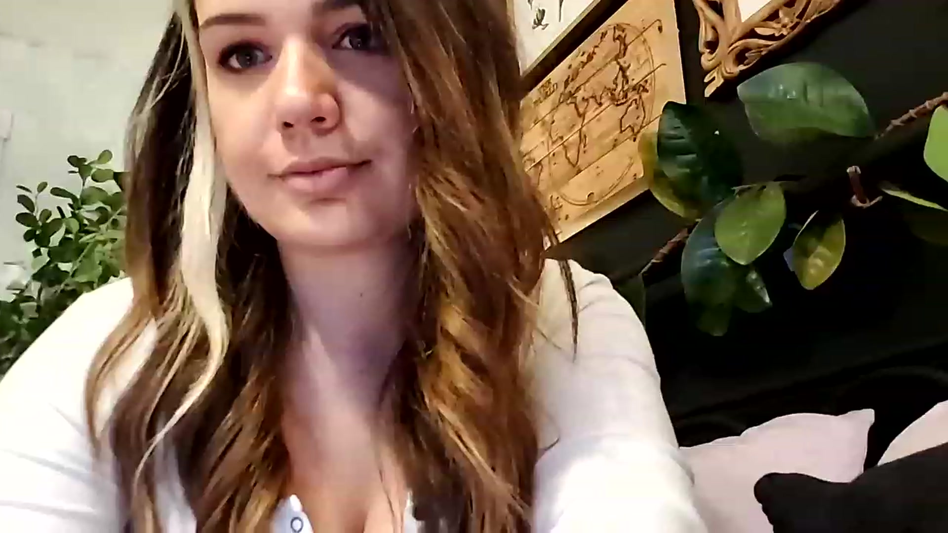 Gallery image thumbnail from Sweetdaintyme's myfreecams stream on, 12/15/2022, 01:16 image 5 of 20