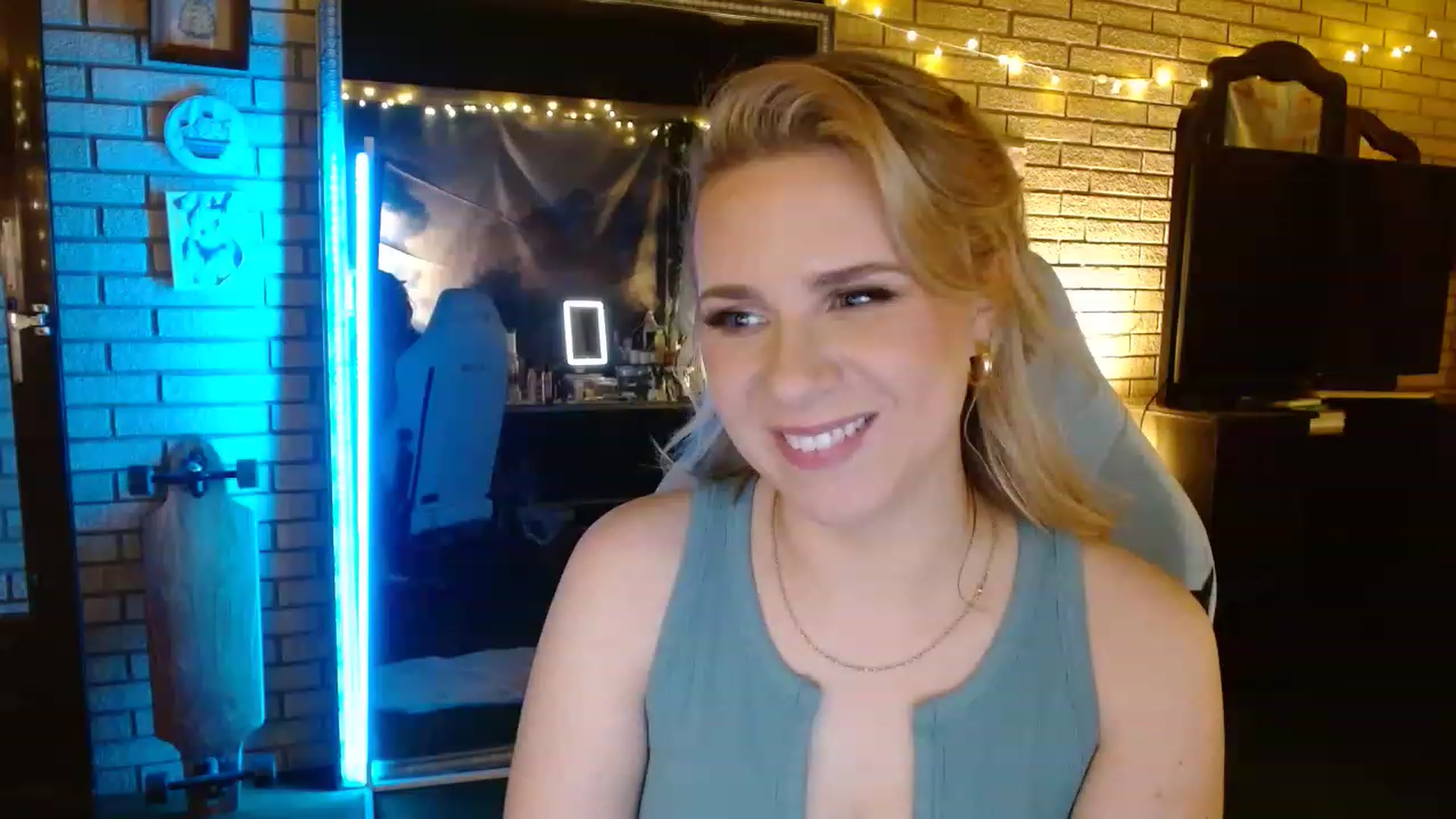 Gallery image thumbnail from Sweetestlilly's myfreecams stream on, 12/06/2022, 04:37 image 3 of 20