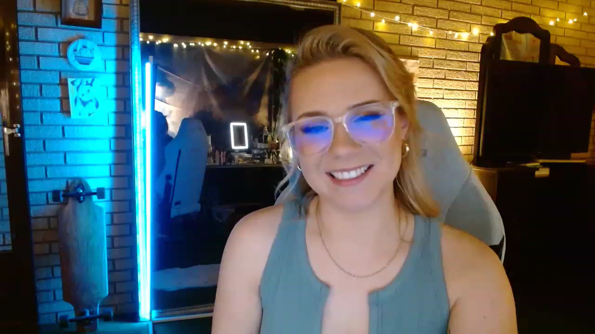Gallery image thumbnail from Sweetestlilly's myfreecams stream on, 12/06/2022, 04:37 image 7 of 20