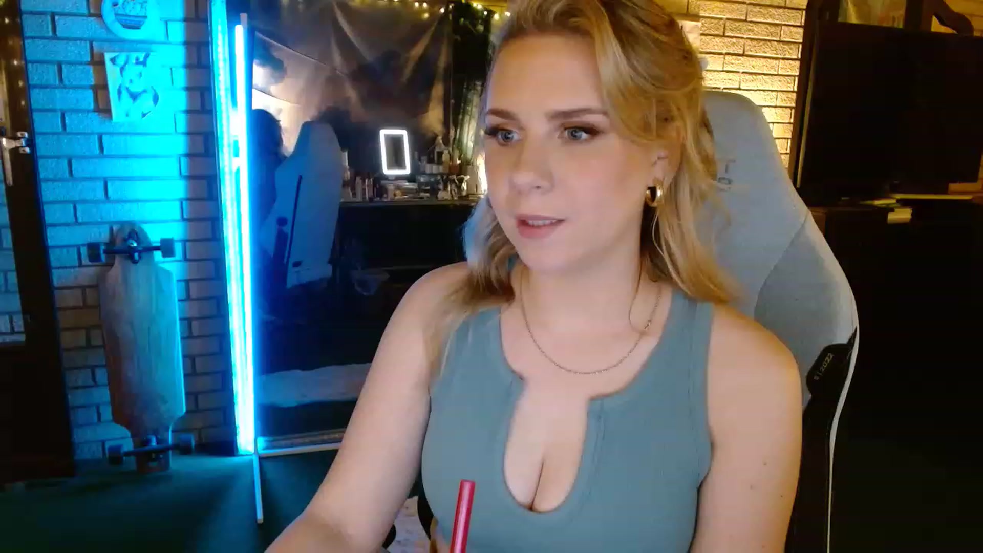 Gallery image thumbnail from Sweetestlilly's myfreecams stream on, 12/06/2022, 04:37 image 2 of 20