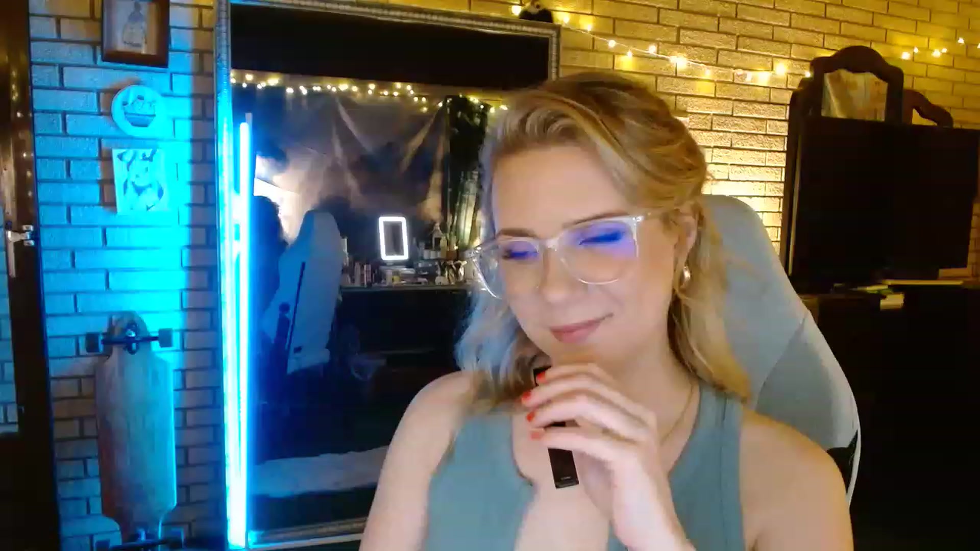 Gallery image thumbnail from Sweetestlilly's myfreecams stream on, 12/06/2022, 04:37 image 17 of 20