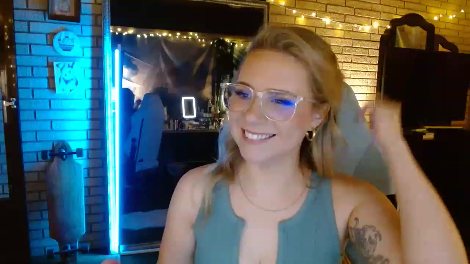 Gallery image thumbnail from Sweetestlilly's myfreecams stream on, 12/06/2022, 04:37 image 6 of 20