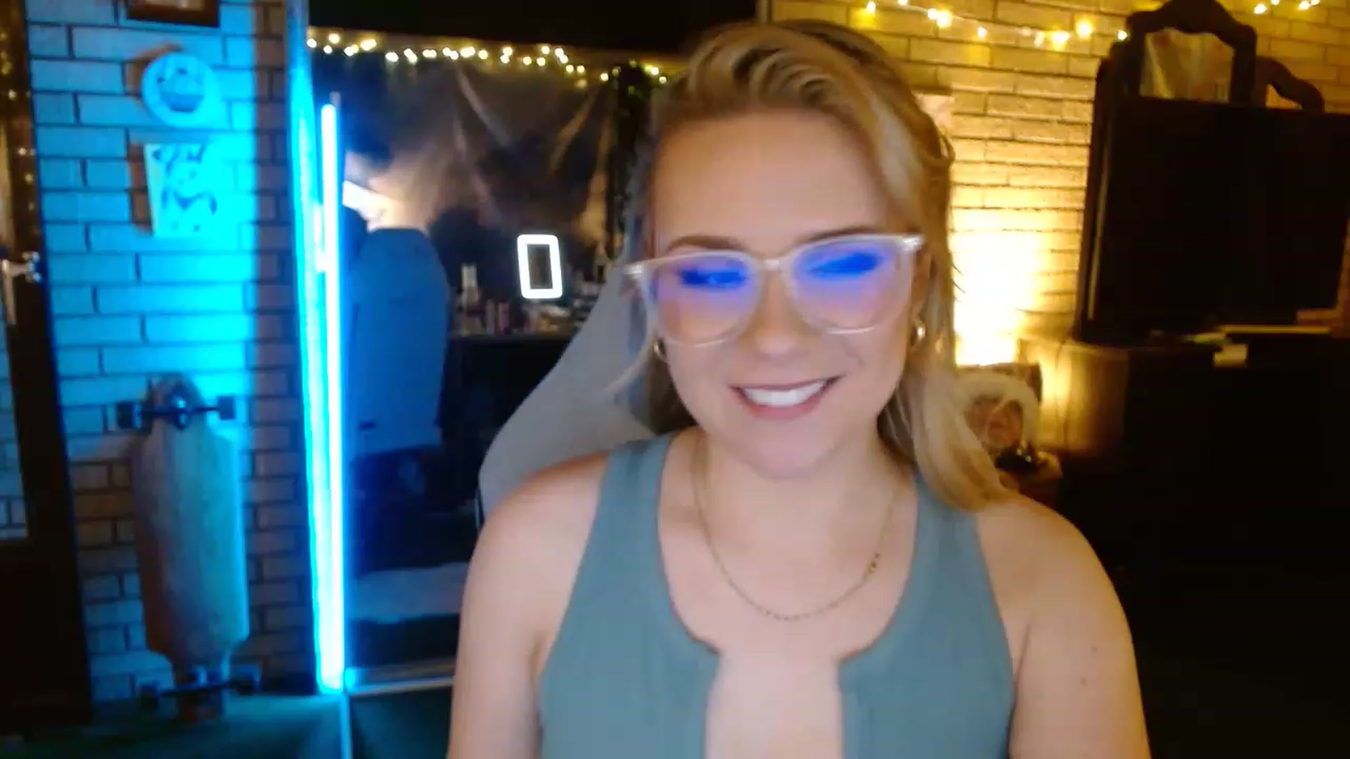 Gallery image thumbnail from Sweetestlilly's myfreecams stream on, 12/06/2022, 04:37 image 15 of 20