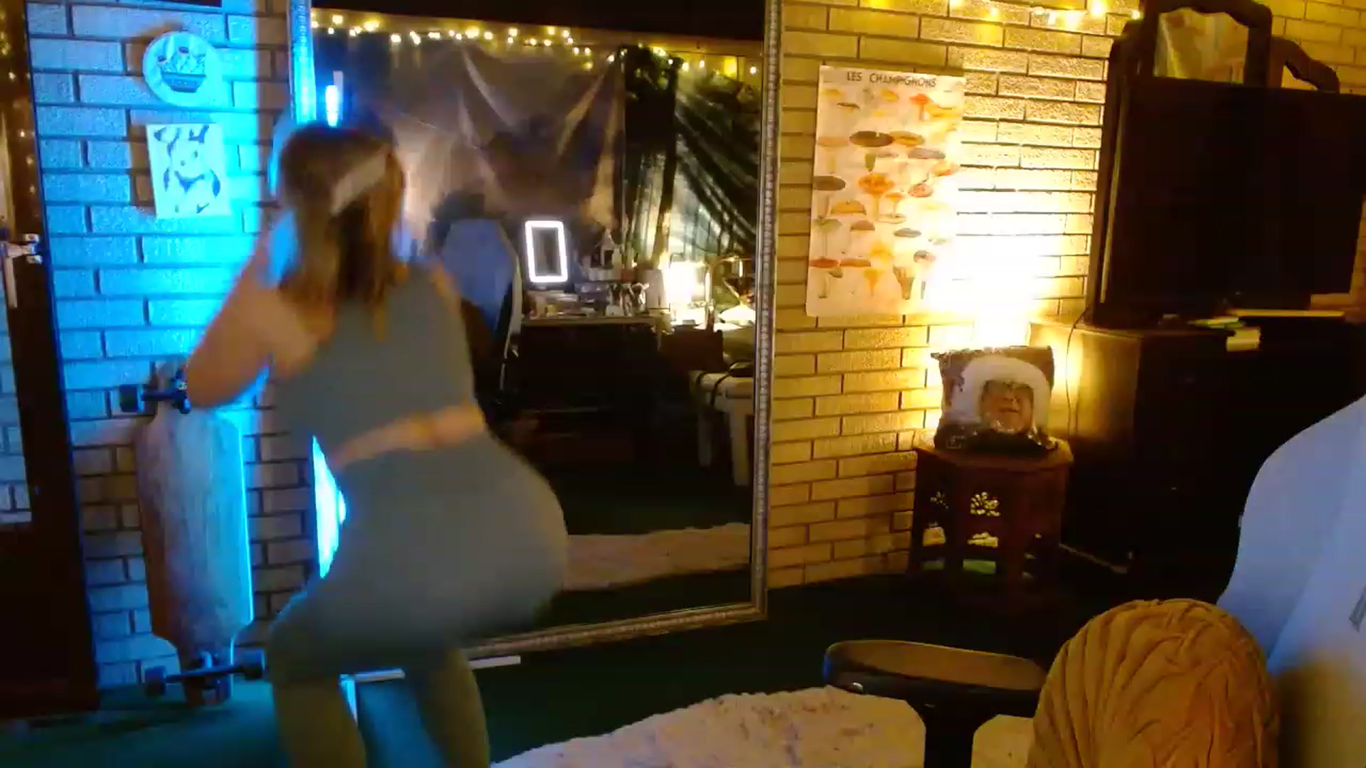 Gallery image thumbnail from Sweetestlilly's myfreecams stream on, 12/06/2022, 04:37 image 18 of 20