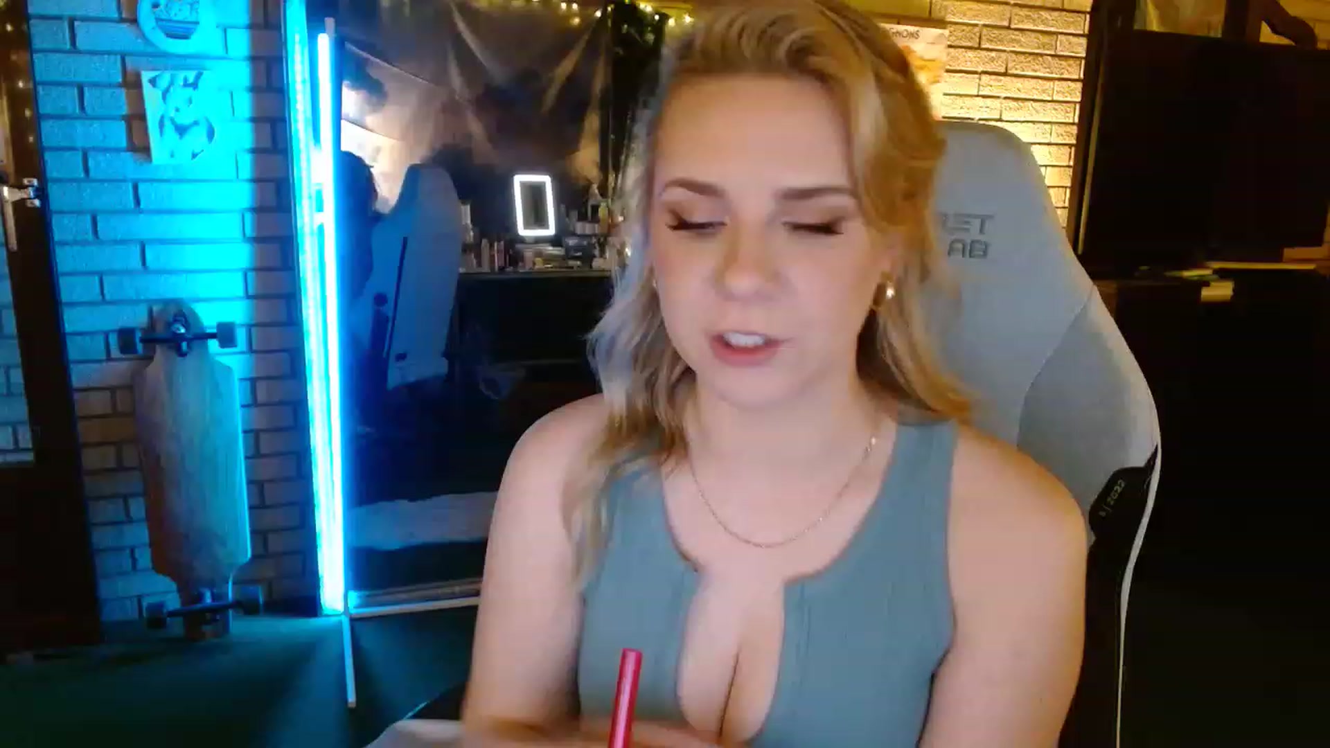Gallery image thumbnail from Sweetestlilly's myfreecams stream on, 12/06/2022, 04:37 image 1 of 20
