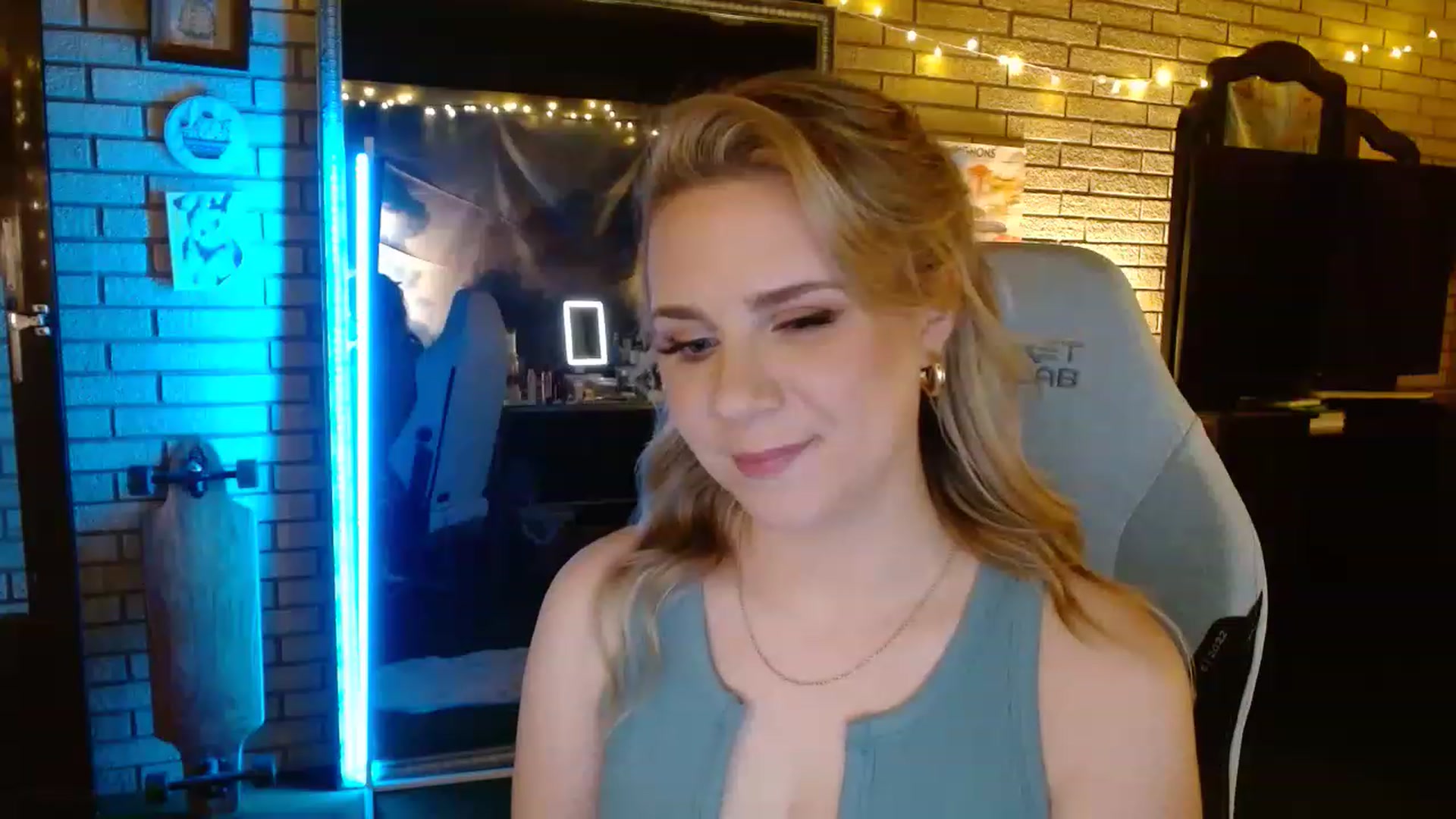 Gallery image thumbnail from Sweetestlilly's myfreecams stream on, 12/06/2022, 04:37 image 5 of 20