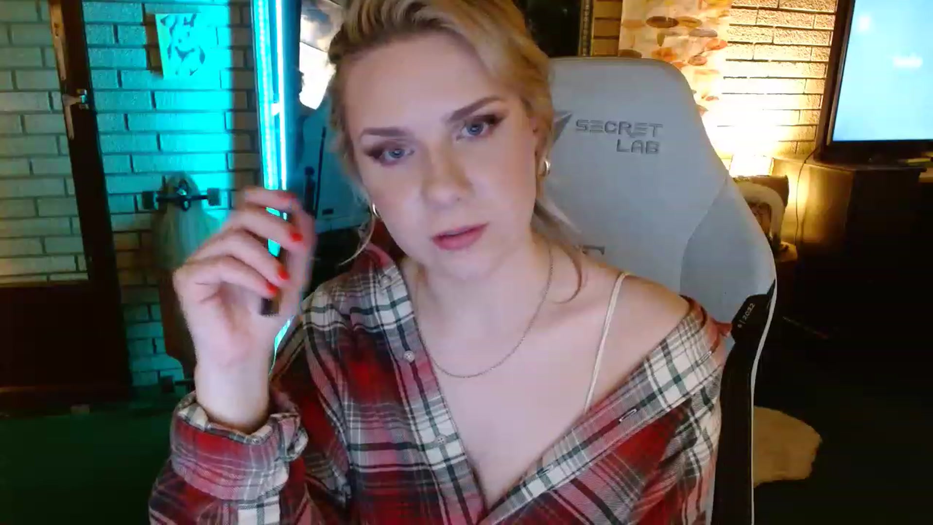 Gallery image thumbnail from Sweetestlilly's myfreecams stream on, 12/08/2022, 01:03 image 12 of 20