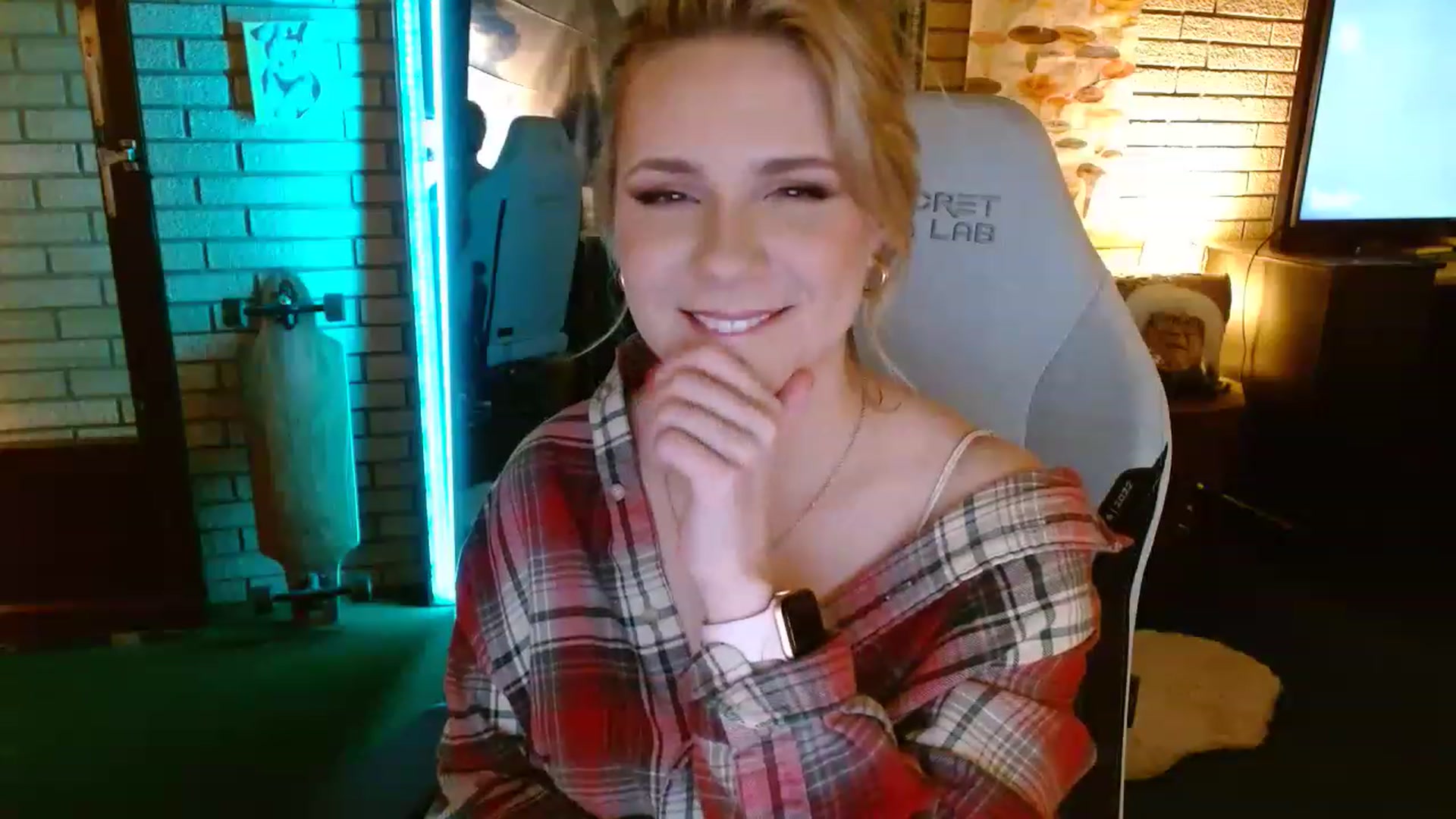 Gallery image thumbnail from Sweetestlilly's myfreecams stream on, 12/08/2022, 01:03 image 14 of 20