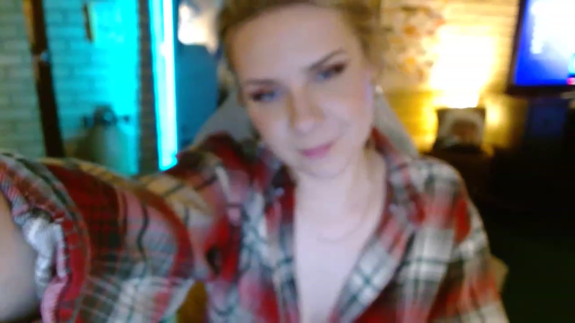Gallery image thumbnail from Sweetestlilly's myfreecams stream on, 12/08/2022, 01:03 image 19 of 20