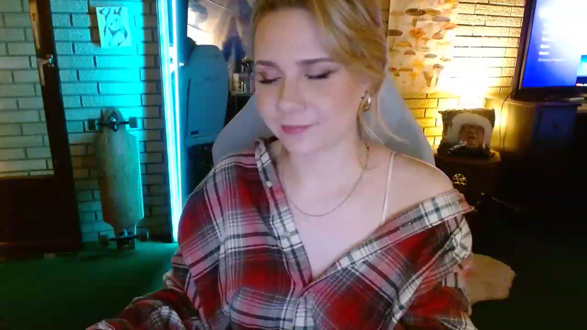 Gallery image thumbnail from Sweetestlilly's myfreecams stream on, 12/08/2022, 01:03 image 20 of 20
