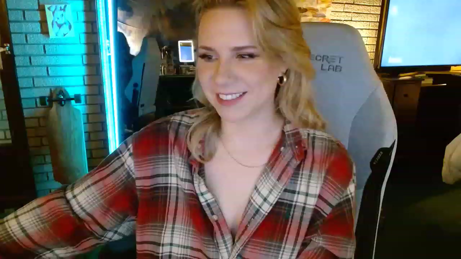 Gallery image thumbnail from Sweetestlilly's myfreecams stream on, 12/08/2022, 01:03 image 1 of 20