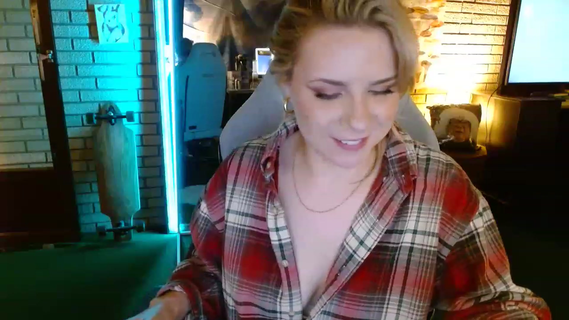 Gallery image thumbnail from Sweetestlilly's myfreecams stream on, 12/08/2022, 01:03 image 10 of 20