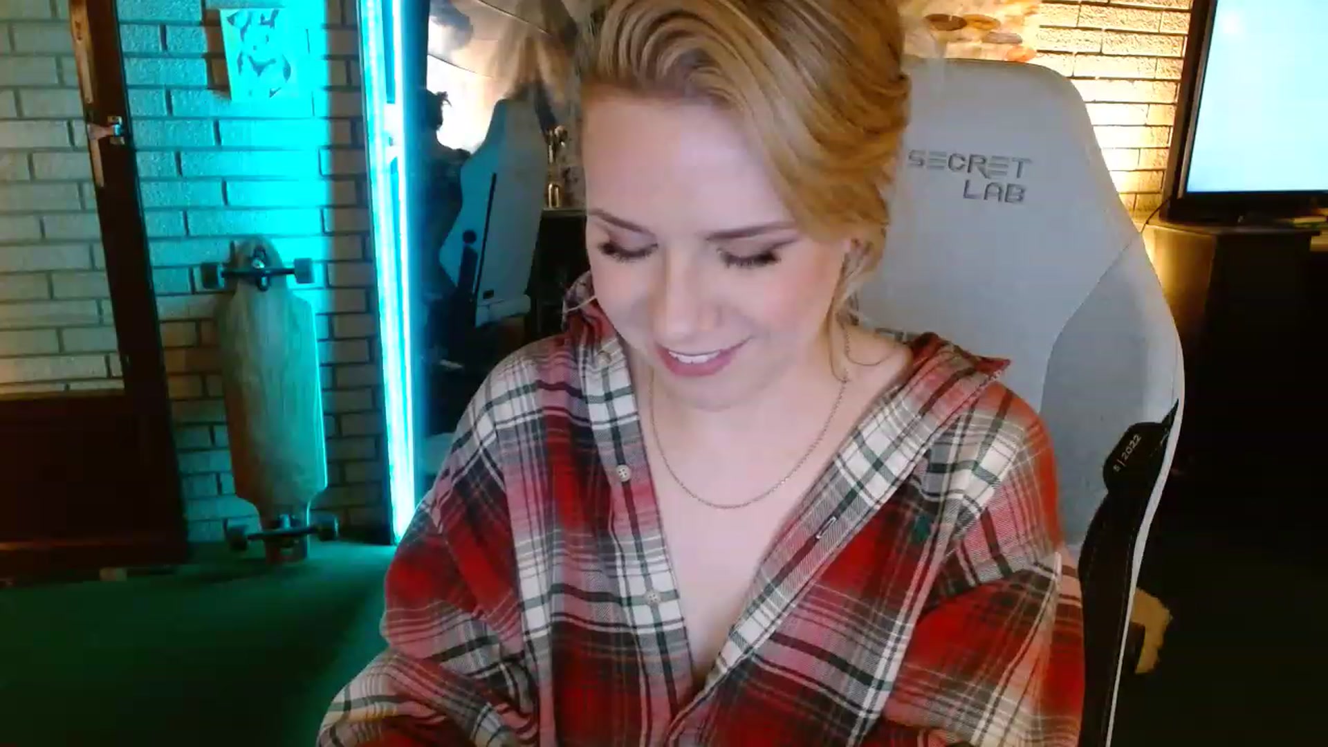Gallery image thumbnail from Sweetestlilly's myfreecams stream on, 12/08/2022, 01:03 image 8 of 20
