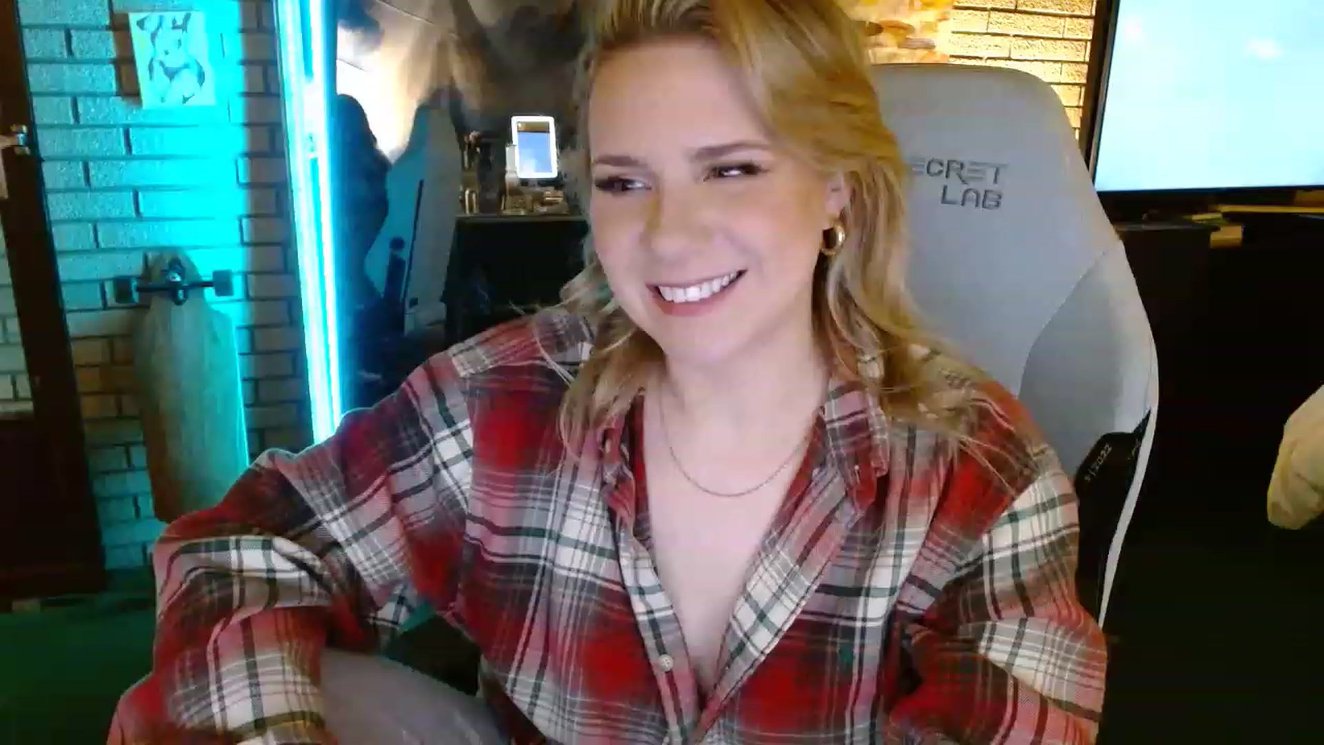 Gallery image thumbnail from Sweetestlilly's myfreecams stream on, 12/08/2022, 01:03 image 3 of 20