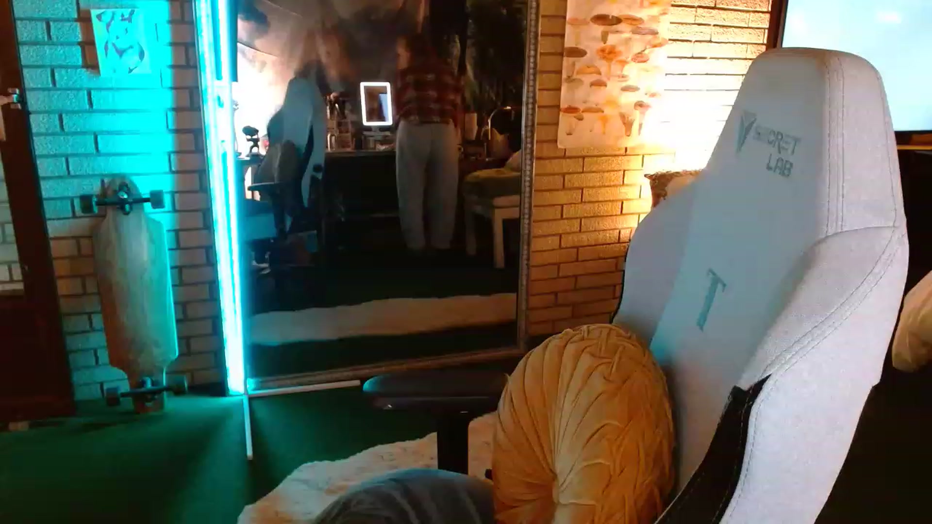 Gallery image thumbnail from Sweetestlilly's myfreecams stream on, 12/08/2022, 01:03 image 2 of 20