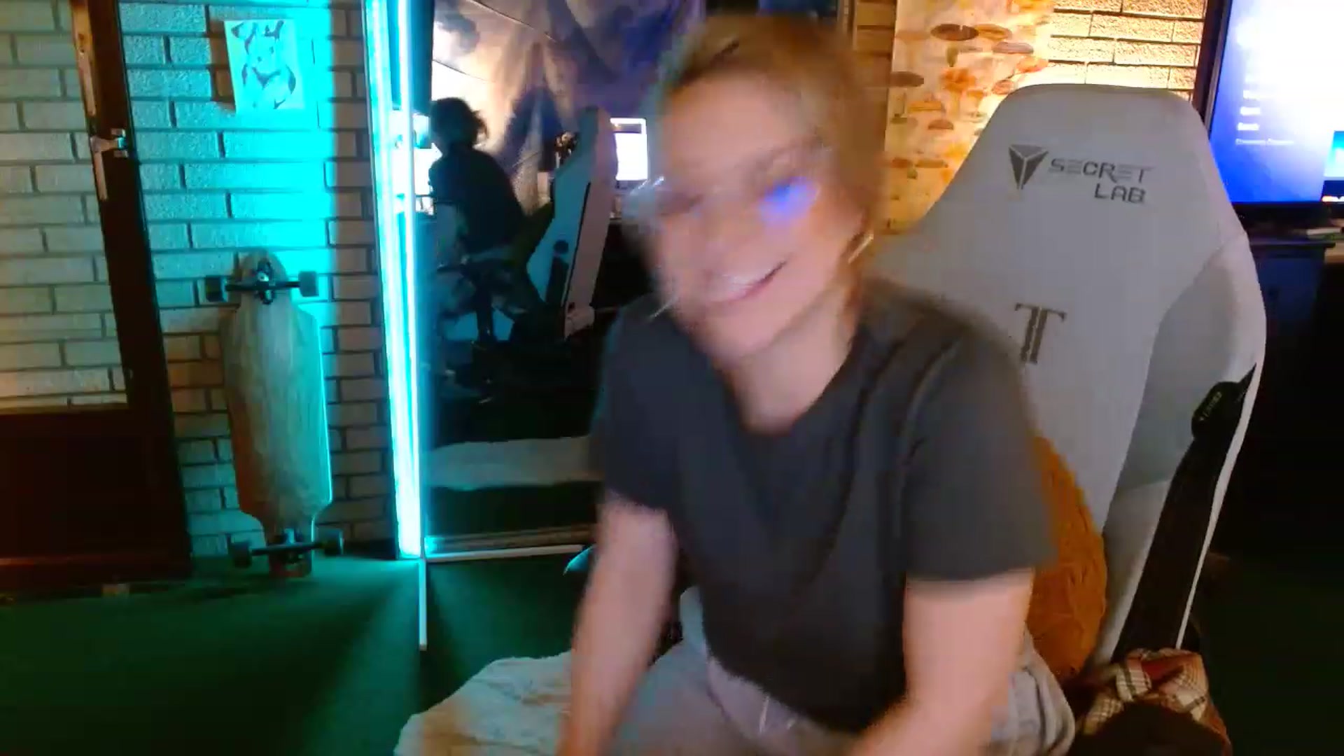 Gallery image thumbnail from Sweetestlilly's myfreecams stream on, 12/08/2022, 01:03 image 17 of 20