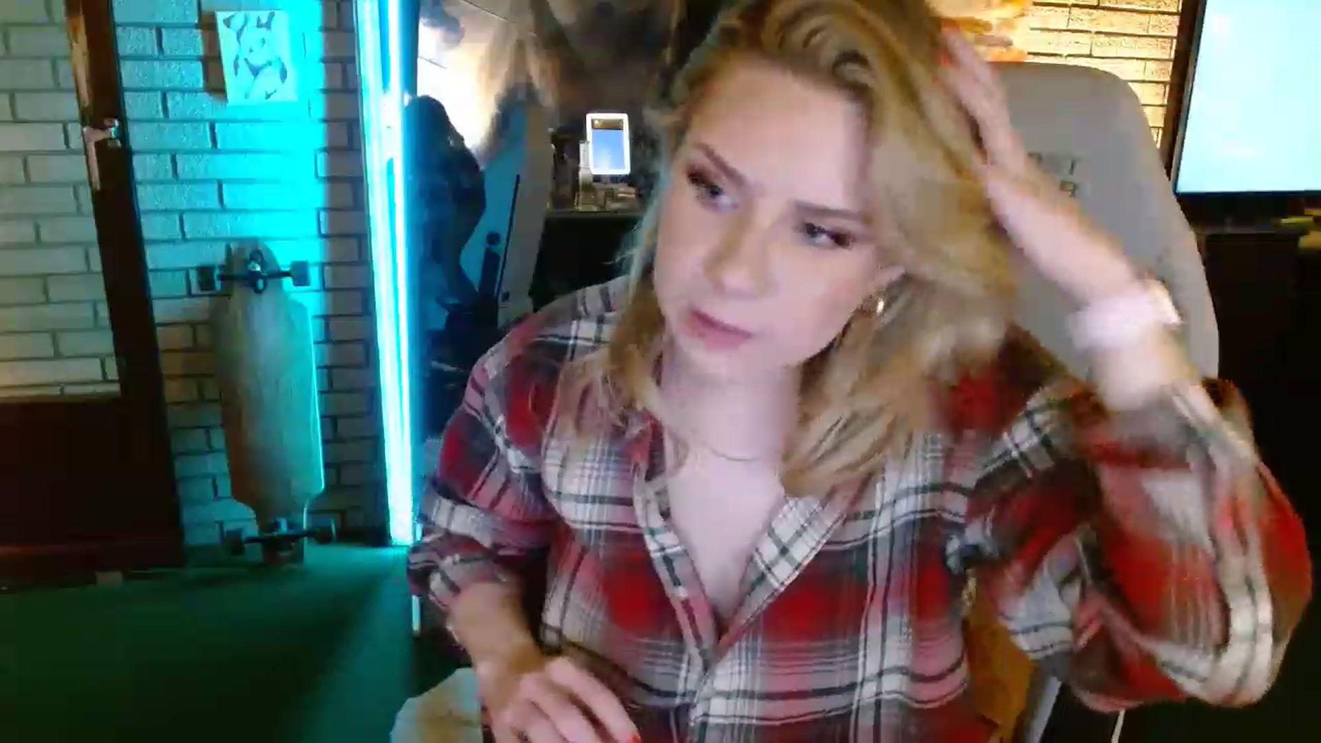 Gallery image thumbnail from Sweetestlilly's myfreecams stream on, 12/08/2022, 01:03 image 4 of 20