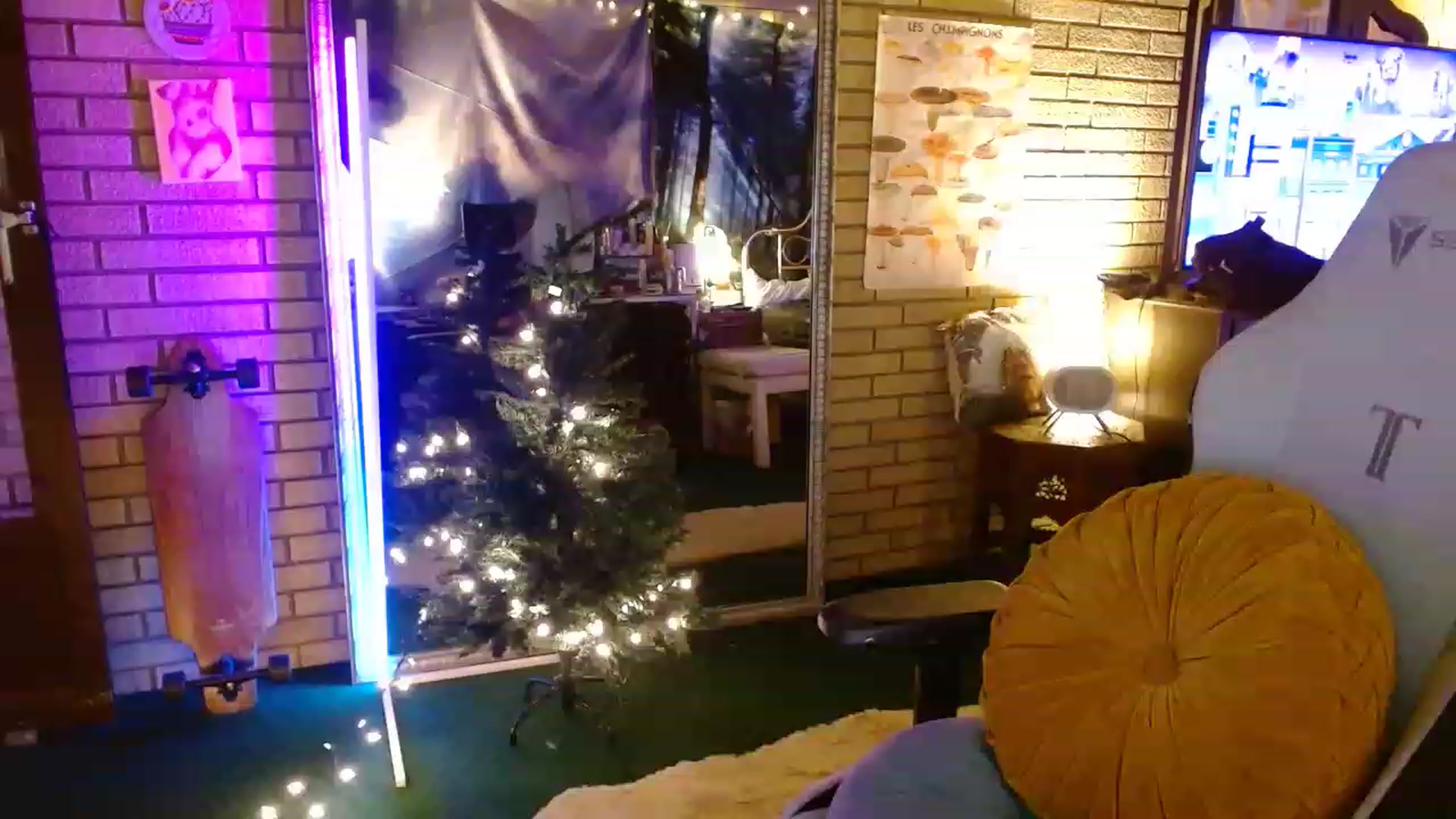 Gallery image thumbnail from Sweetestlilly's myfreecams stream on, 12/11/2022, 03:46 image 1 of 20