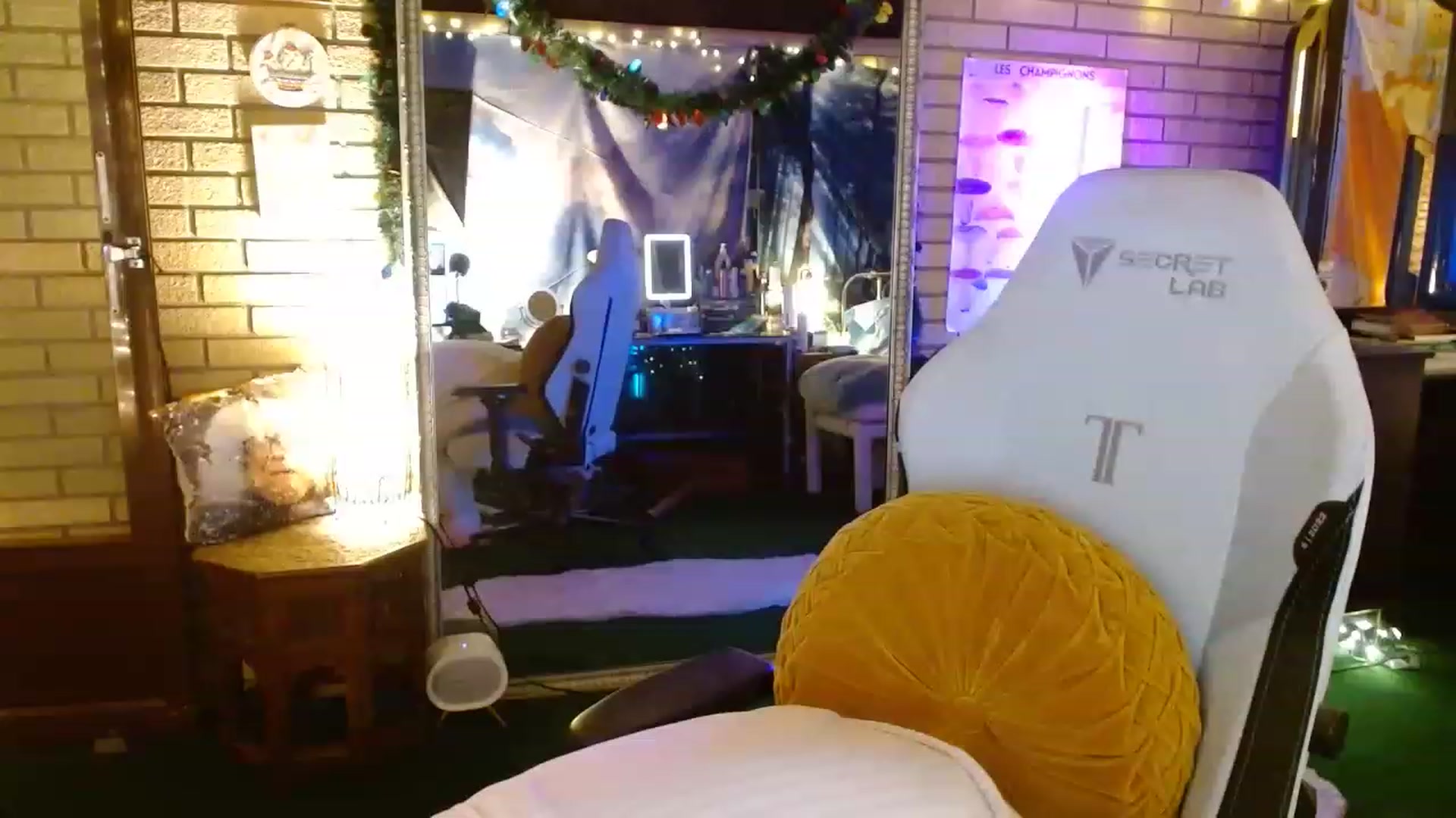 Gallery image thumbnail from Sweetestlilly's myfreecams stream on, 12/20/2022, 02:34 image 7 of 20