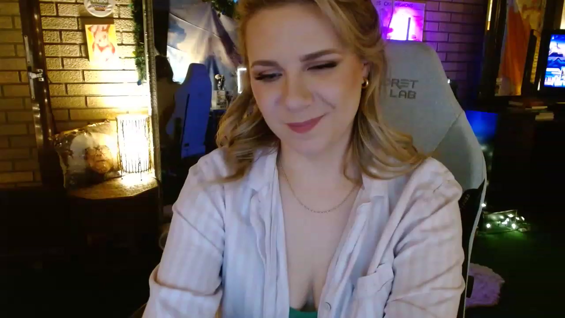 Gallery image thumbnail from Sweetestlilly's myfreecams stream on, 12/20/2022, 02:34 image 16 of 20