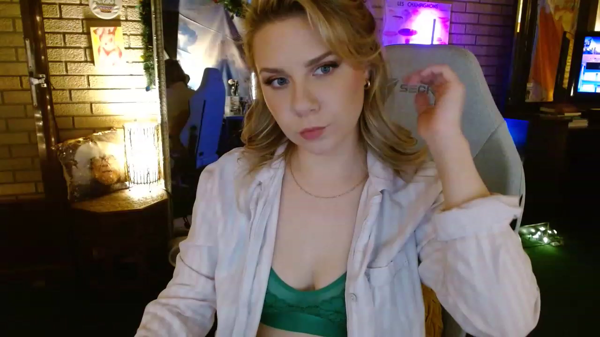 Gallery image thumbnail from Sweetestlilly's myfreecams stream on, 12/20/2022, 02:34 image 13 of 20