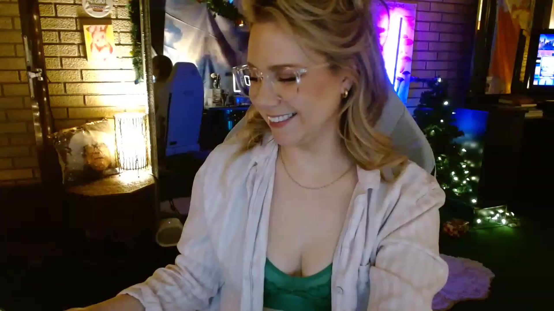 Gallery image thumbnail from Sweetestlilly's myfreecams stream on, 12/20/2022, 02:34 image 14 of 20