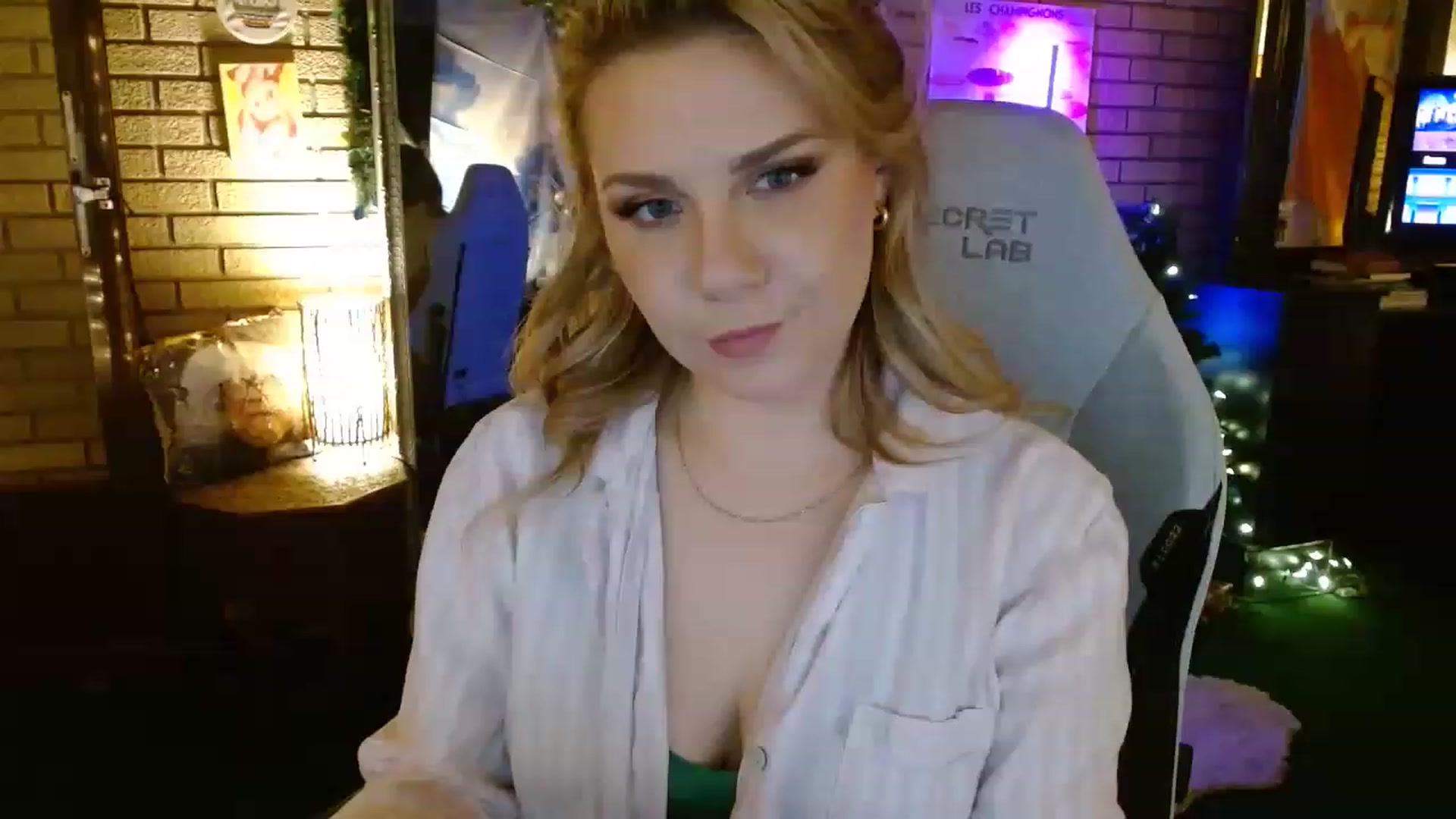 Gallery image thumbnail from Sweetestlilly's myfreecams stream on, 12/20/2022, 02:34 image 15 of 20