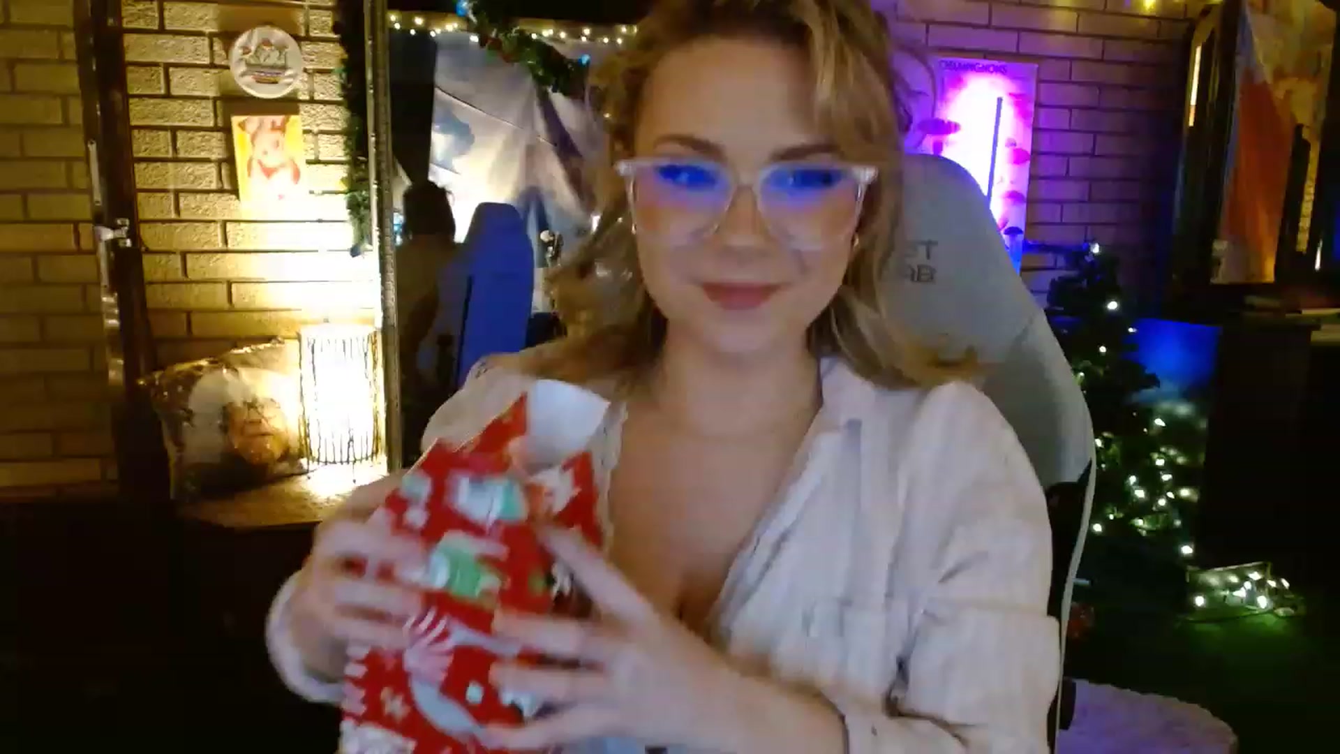 Gallery image thumbnail from Sweetestlilly's myfreecams stream on, 12/20/2022, 02:34 image 8 of 20