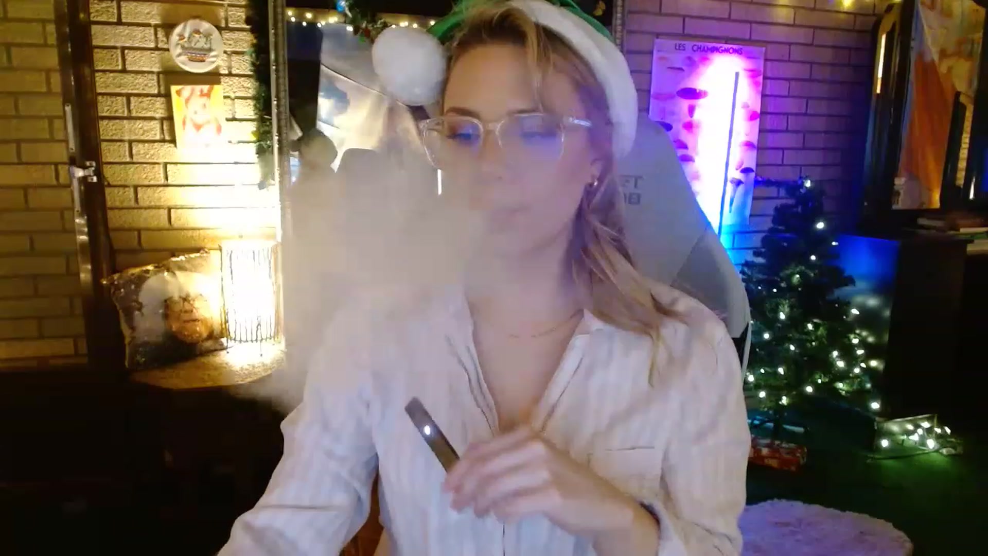 Gallery image thumbnail from Sweetestlilly's myfreecams stream on, 12/20/2022, 02:34 image 4 of 20