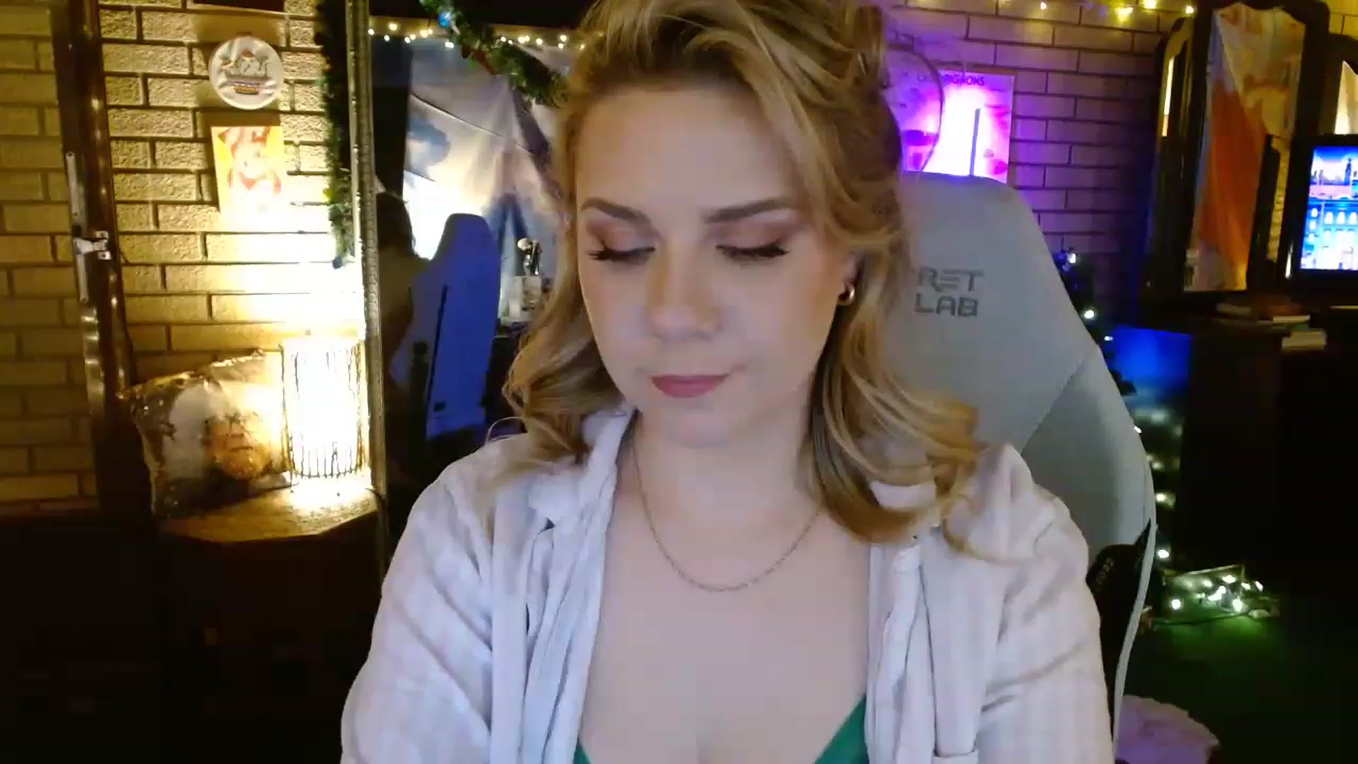 Gallery image thumbnail from Sweetestlilly's myfreecams stream on, 12/20/2022, 02:34 image 20 of 20