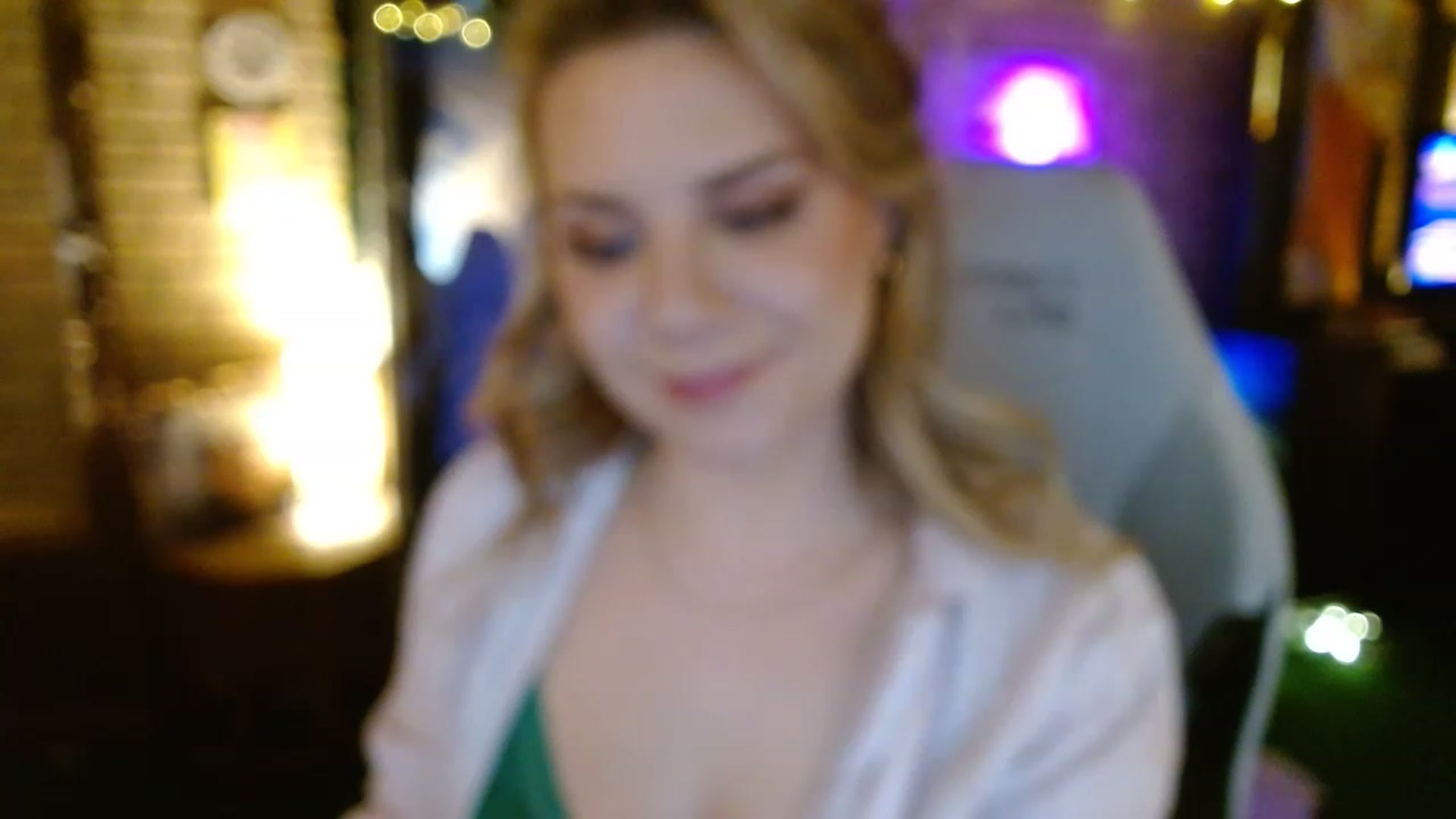 Gallery image thumbnail from Sweetestlilly's myfreecams stream on, 12/20/2022, 02:34 image 18 of 20