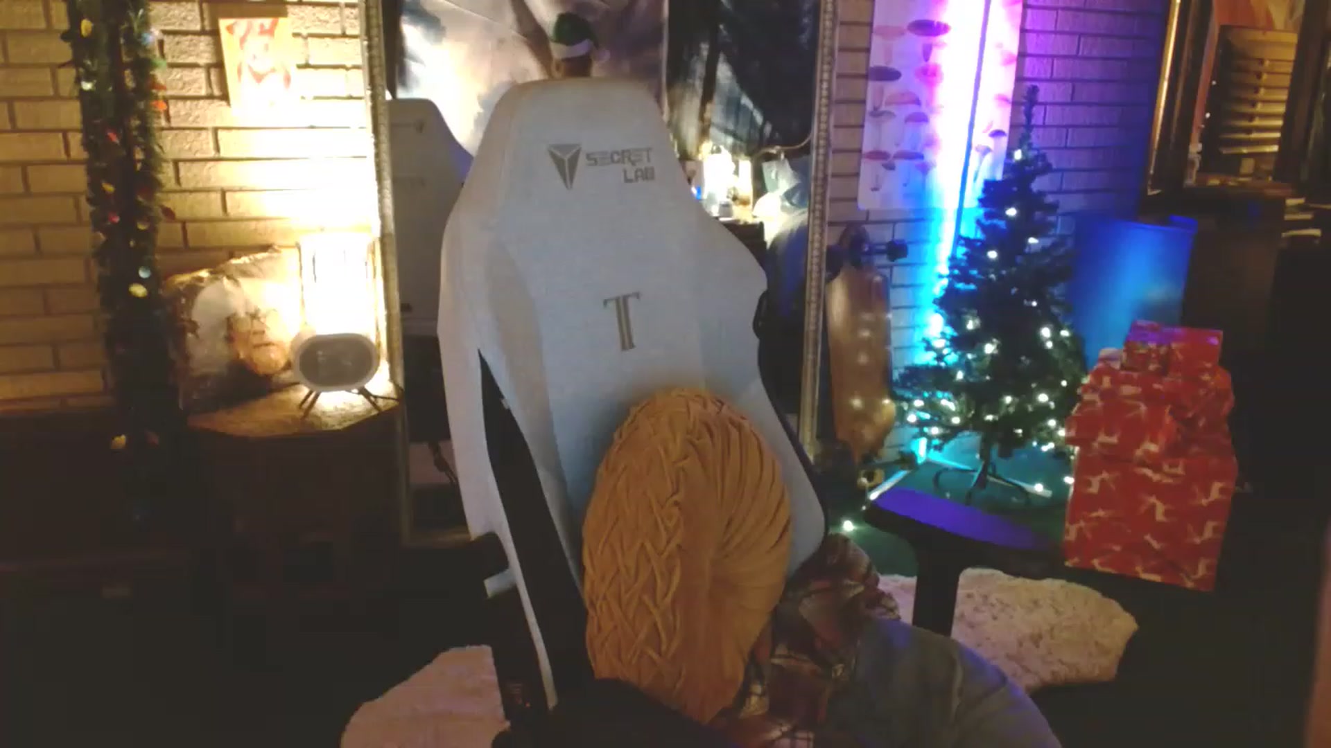 Gallery image thumbnail from Sweetestlilly's myfreecams stream on, 12/24/2022, 03:46 image 18 of 20