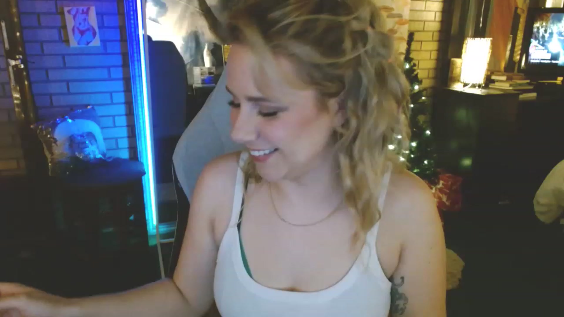 Gallery image thumbnail from Sweetestlilly's myfreecams stream on, 12/29/2022, 02:44 image 1 of 20