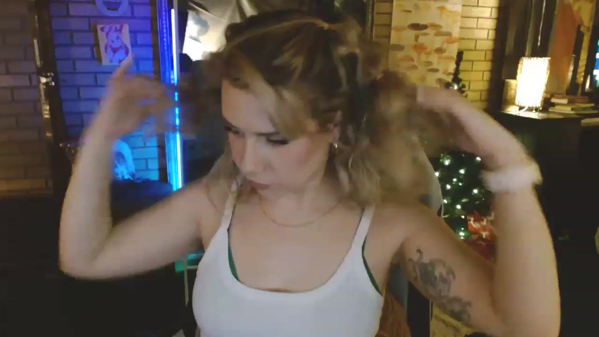 Gallery image thumbnail from Sweetestlilly's myfreecams stream on, 12/29/2022, 02:44 image 3 of 20