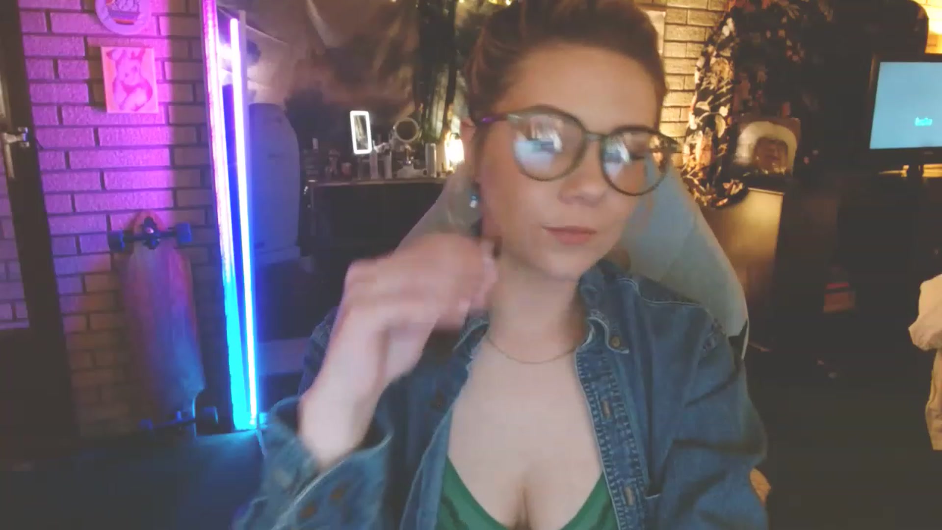 Gallery image thumbnail from Sweetestlilly's myfreecams stream on, 01/10/2023, 03:40 image 6 of 20