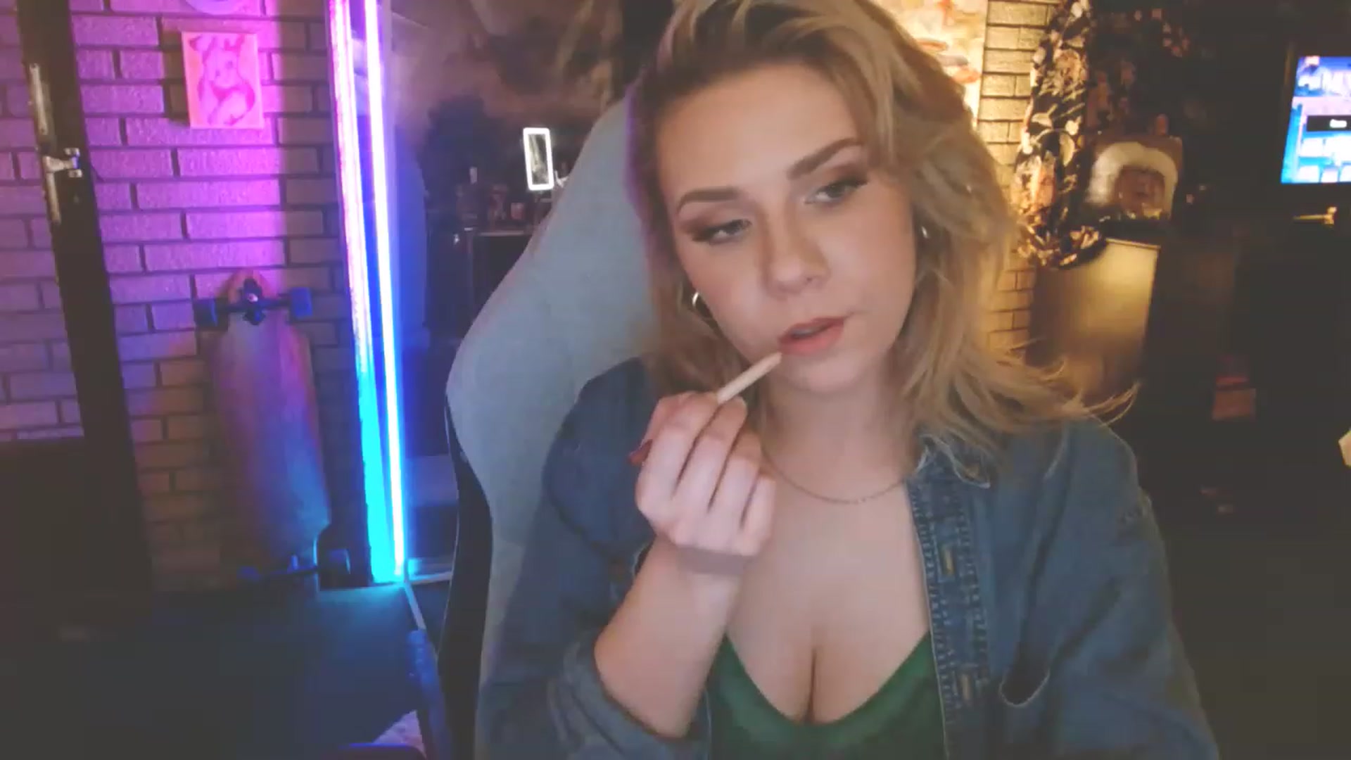 Gallery image thumbnail from Sweetestlilly's myfreecams stream on, 01/10/2023, 03:40 image 12 of 20