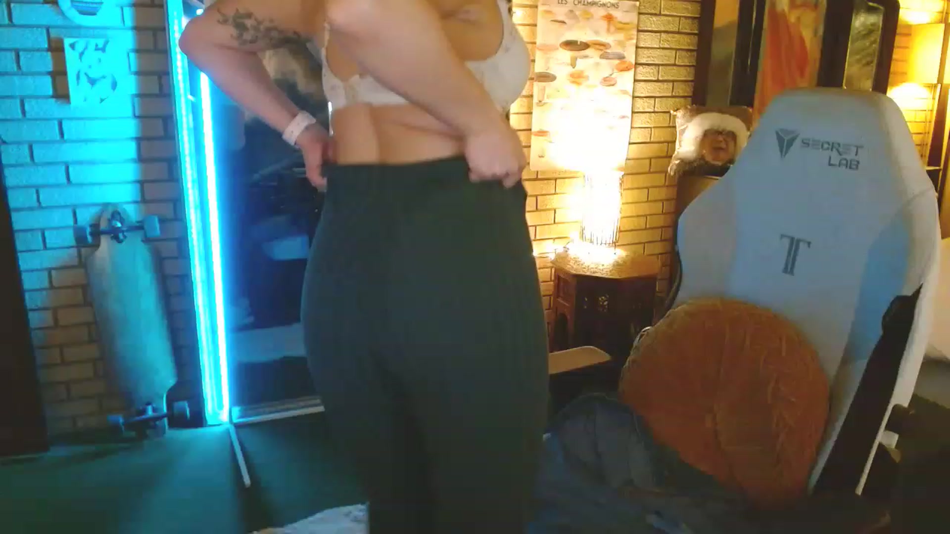 Gallery image thumbnail from Sweetestlilly's myfreecams stream on, 01/16/2023, 02:15 image 10 of 20