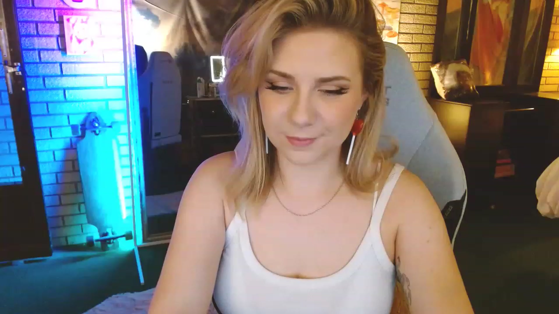 Gallery image thumbnail from Sweetestlilly's myfreecams stream on, 02/04/2023, 02:24 image 16 of 20