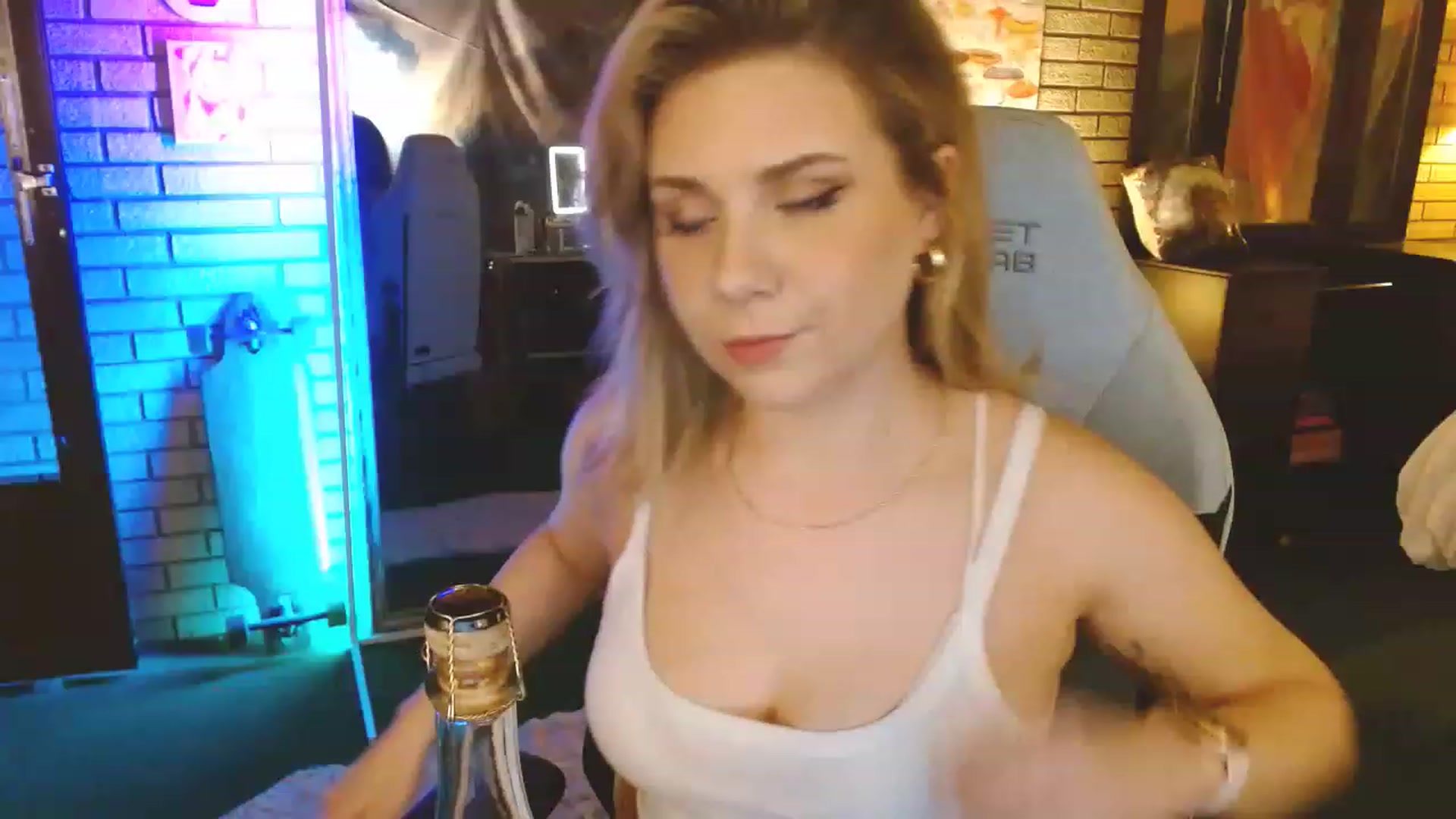 Gallery image thumbnail from Sweetestlilly's myfreecams stream on, 02/04/2023, 03:05 image 4 of 20