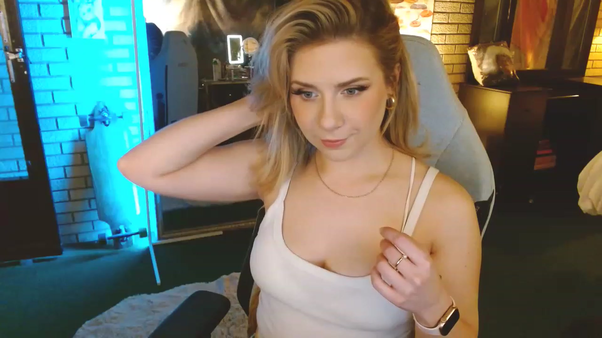 Gallery image thumbnail from Sweetestlilly's myfreecams stream on, 02/04/2023, 03:05 image 10 of 20