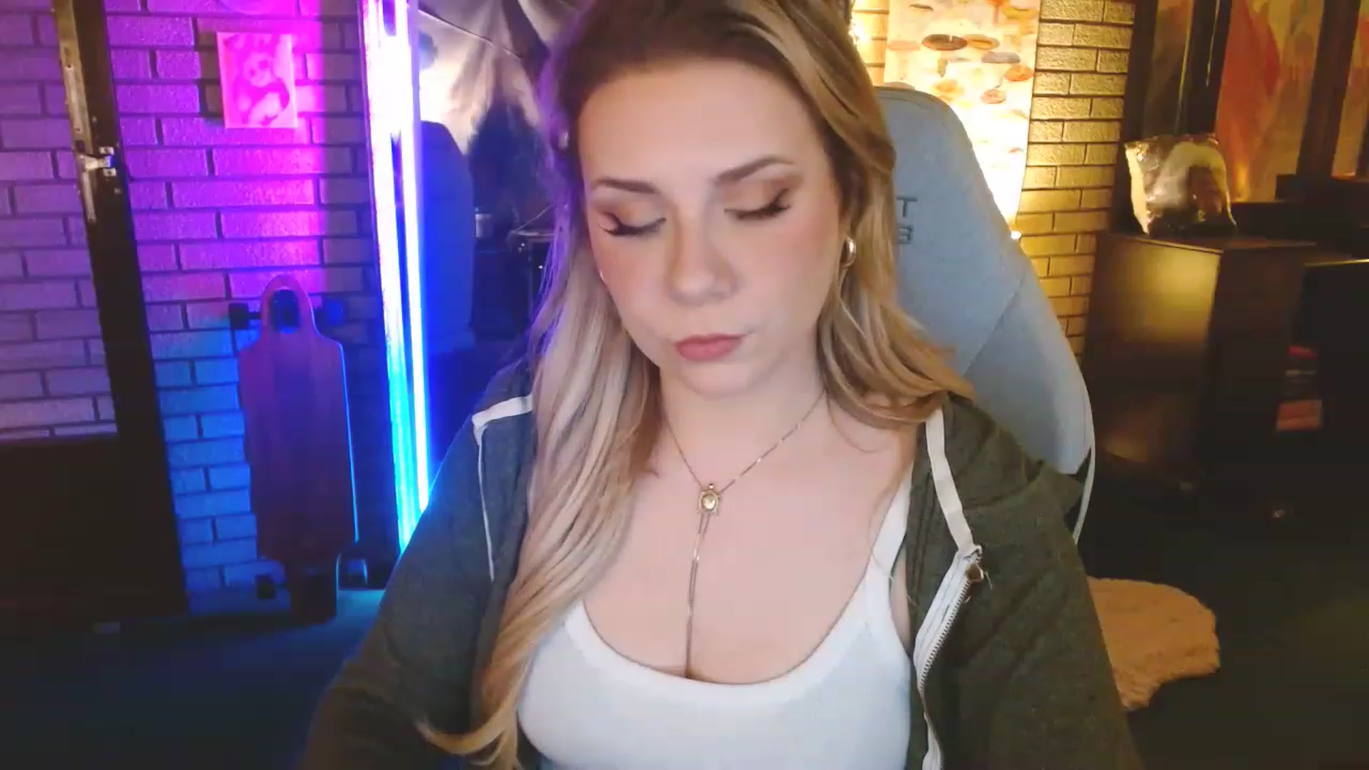 Gallery image thumbnail from Sweetestlilly's myfreecams stream on, 02/21/2023, 01:32 image 4 of 20