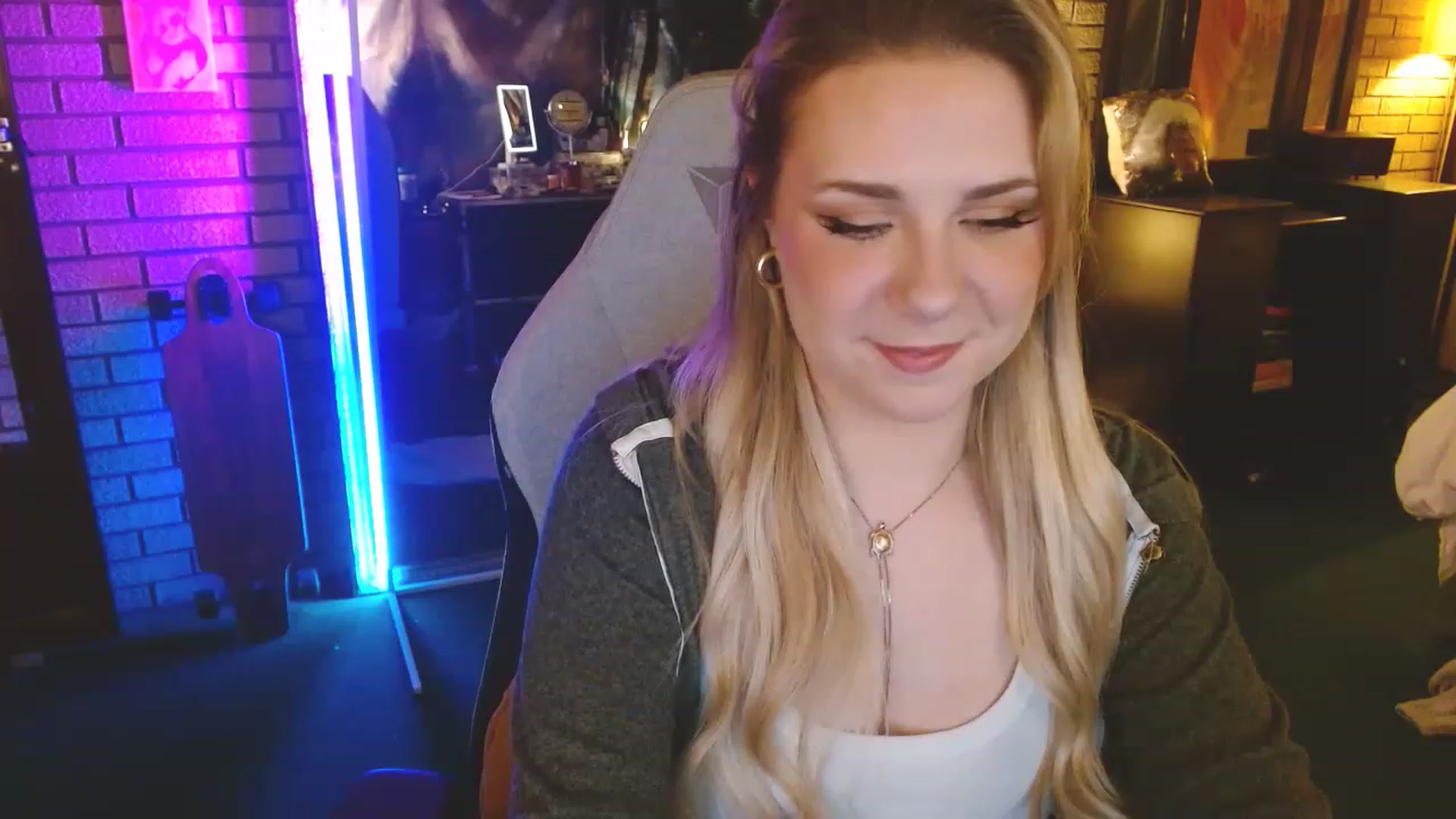 Gallery image thumbnail from Sweetestlilly's myfreecams stream on, 02/21/2023, 01:32 image 9 of 20