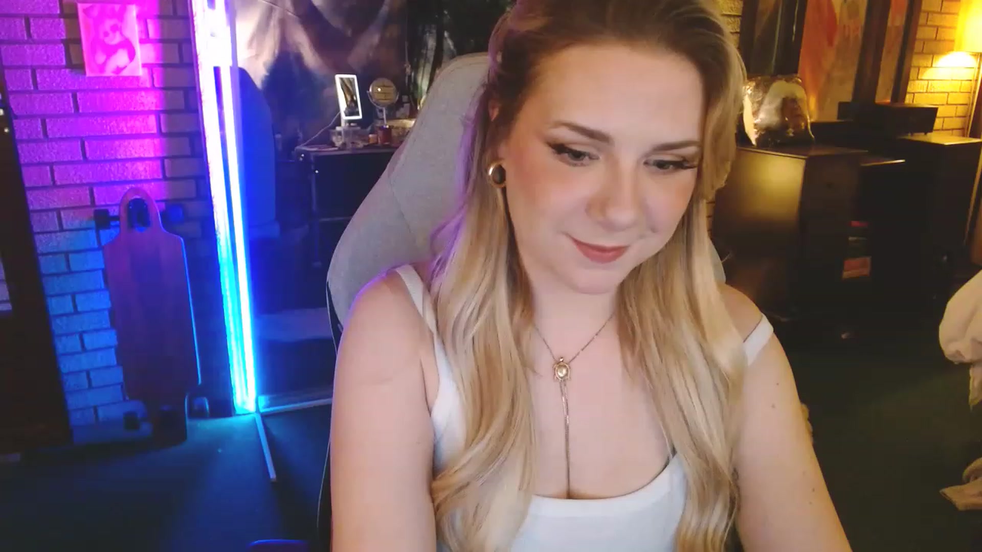Gallery image thumbnail from Sweetestlilly's myfreecams stream on, 02/21/2023, 01:32 image 16 of 20
