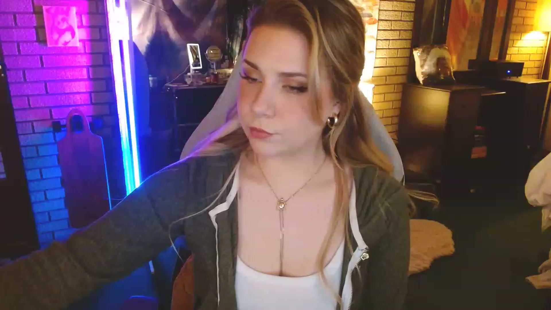 Gallery image thumbnail from Sweetestlilly's myfreecams stream on, 02/21/2023, 01:32 image 10 of 20