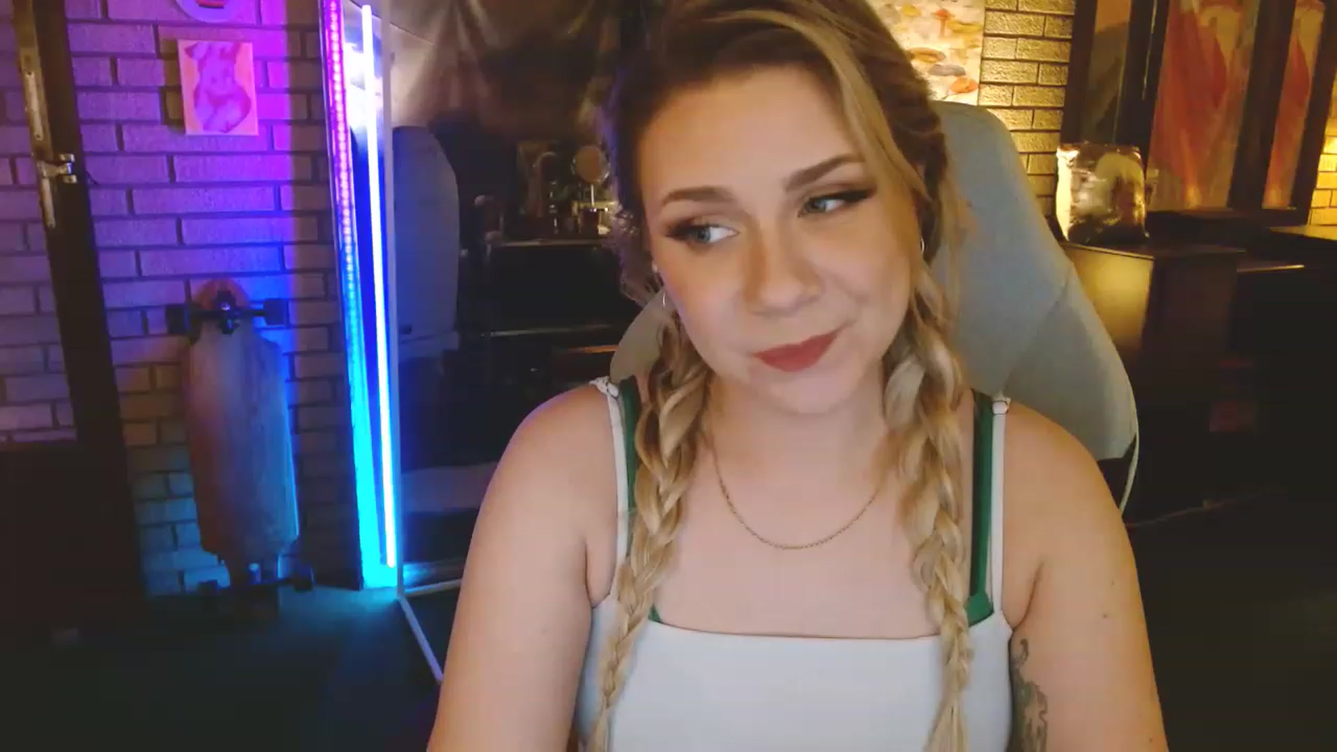 Gallery image thumbnail from Sweetestlilly's myfreecams stream on, 03/07/2023, 03:35 image 9 of 20