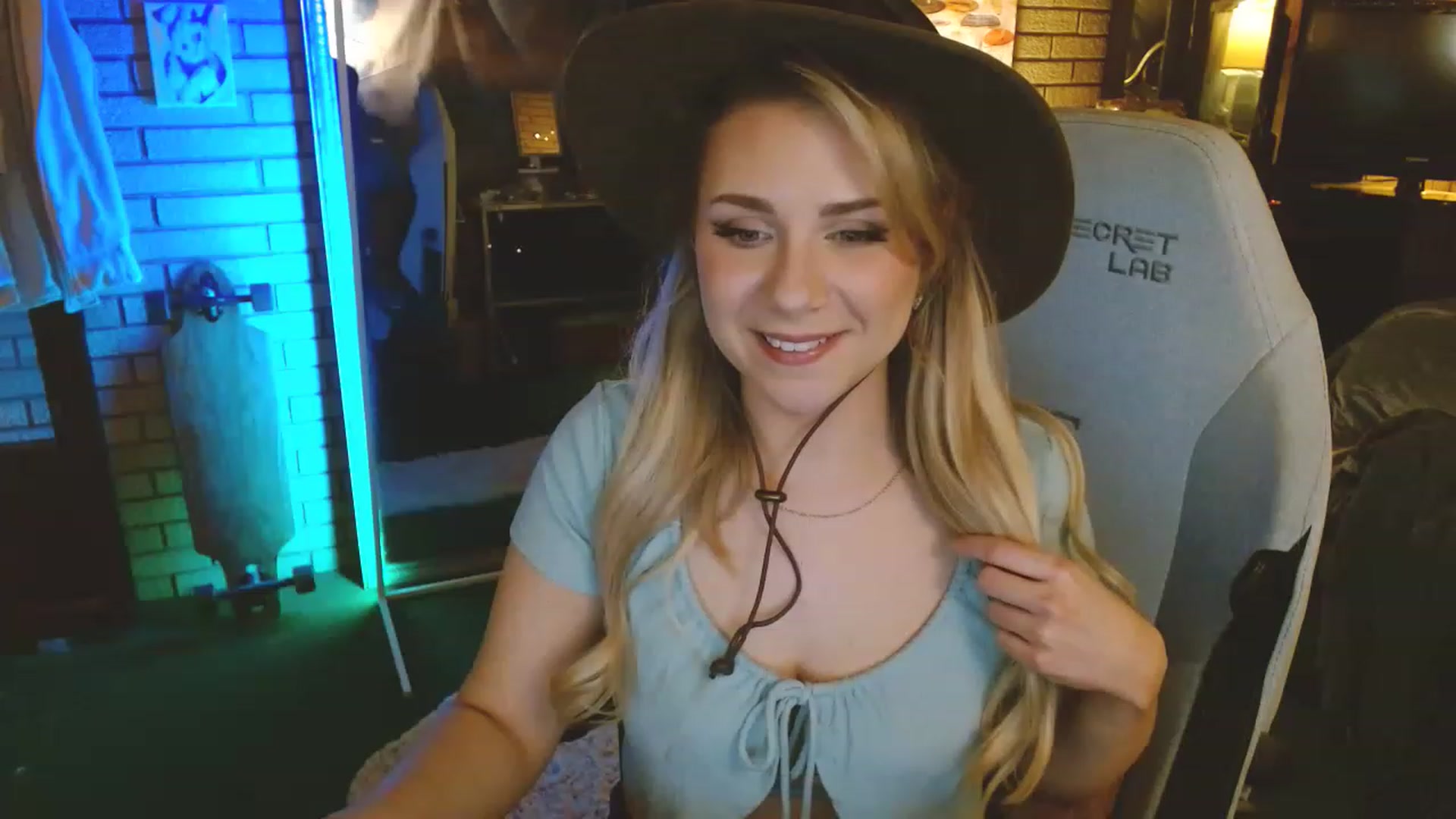 Gallery image thumbnail from Sweetestlilly's myfreecams stream on, 03/21/2023, 01:54 image 15 of 20