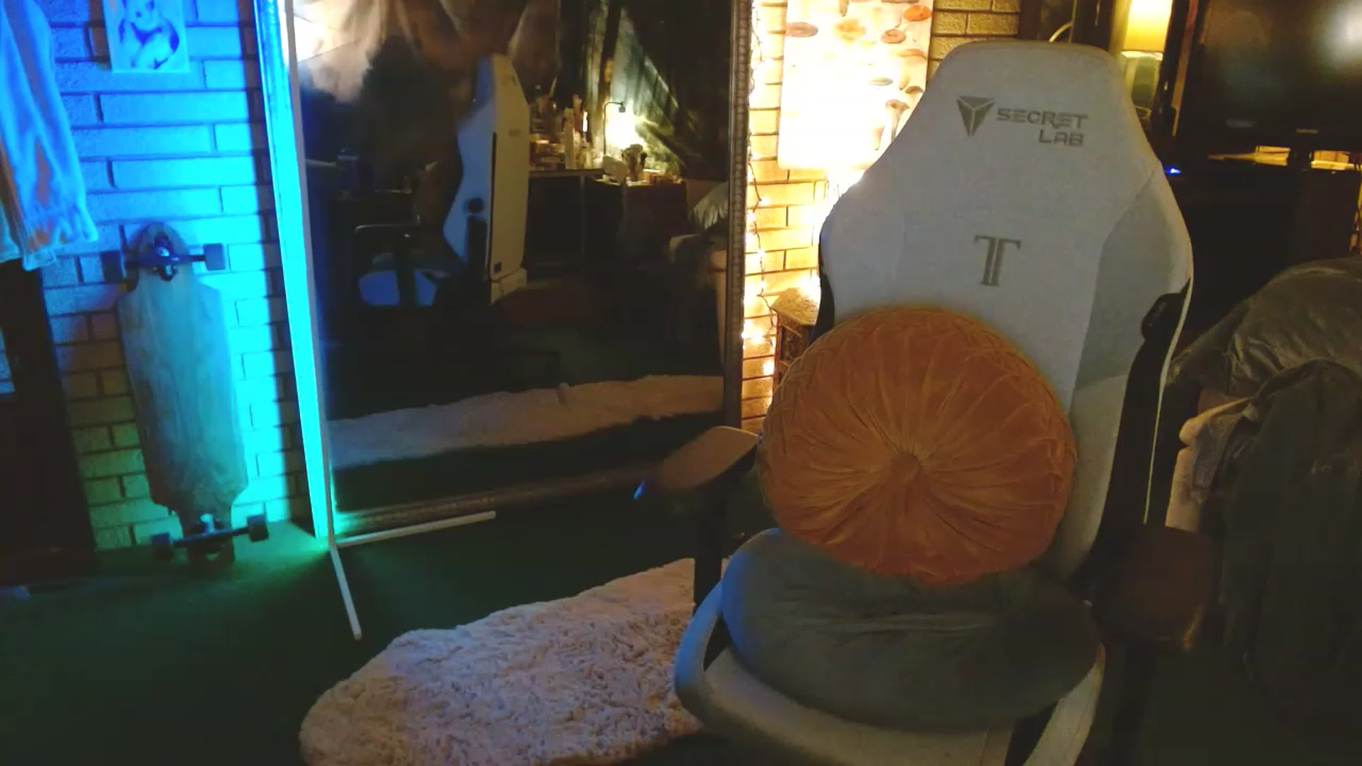Gallery image thumbnail from Sweetestlilly's myfreecams stream on, 03/21/2023, 01:54 image 3 of 20