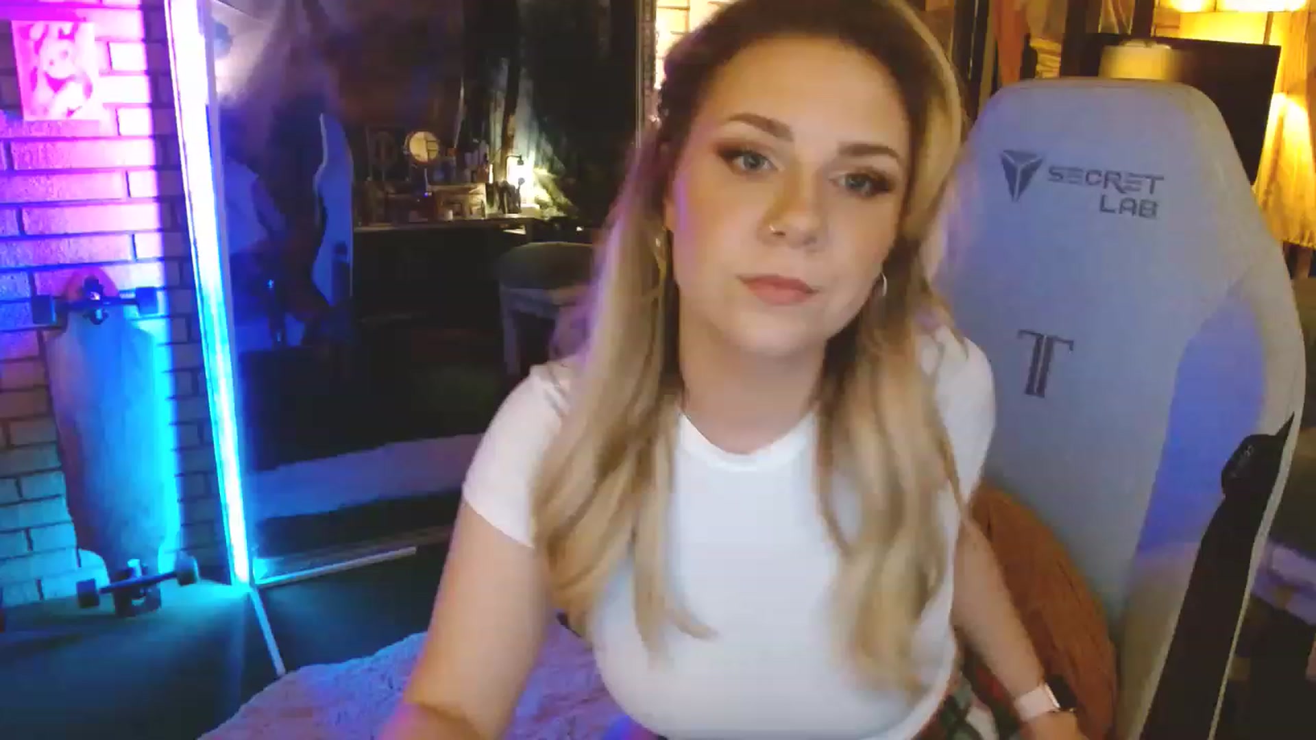 Gallery image thumbnail from Sweetestlilly's myfreecams stream on, 04/04/2023, 02:02 image 10 of 20