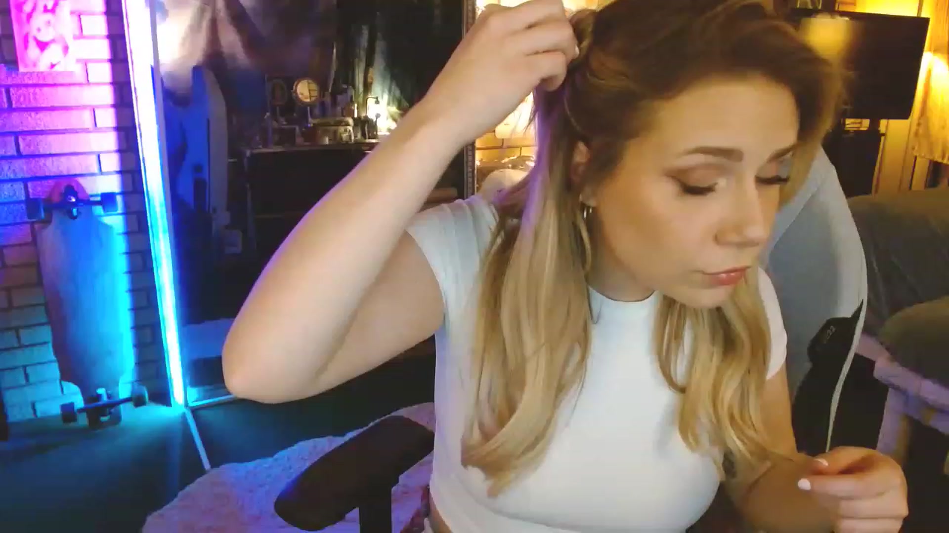 Gallery image thumbnail from Sweetestlilly's myfreecams stream on, 04/04/2023, 02:02 image 5 of 20